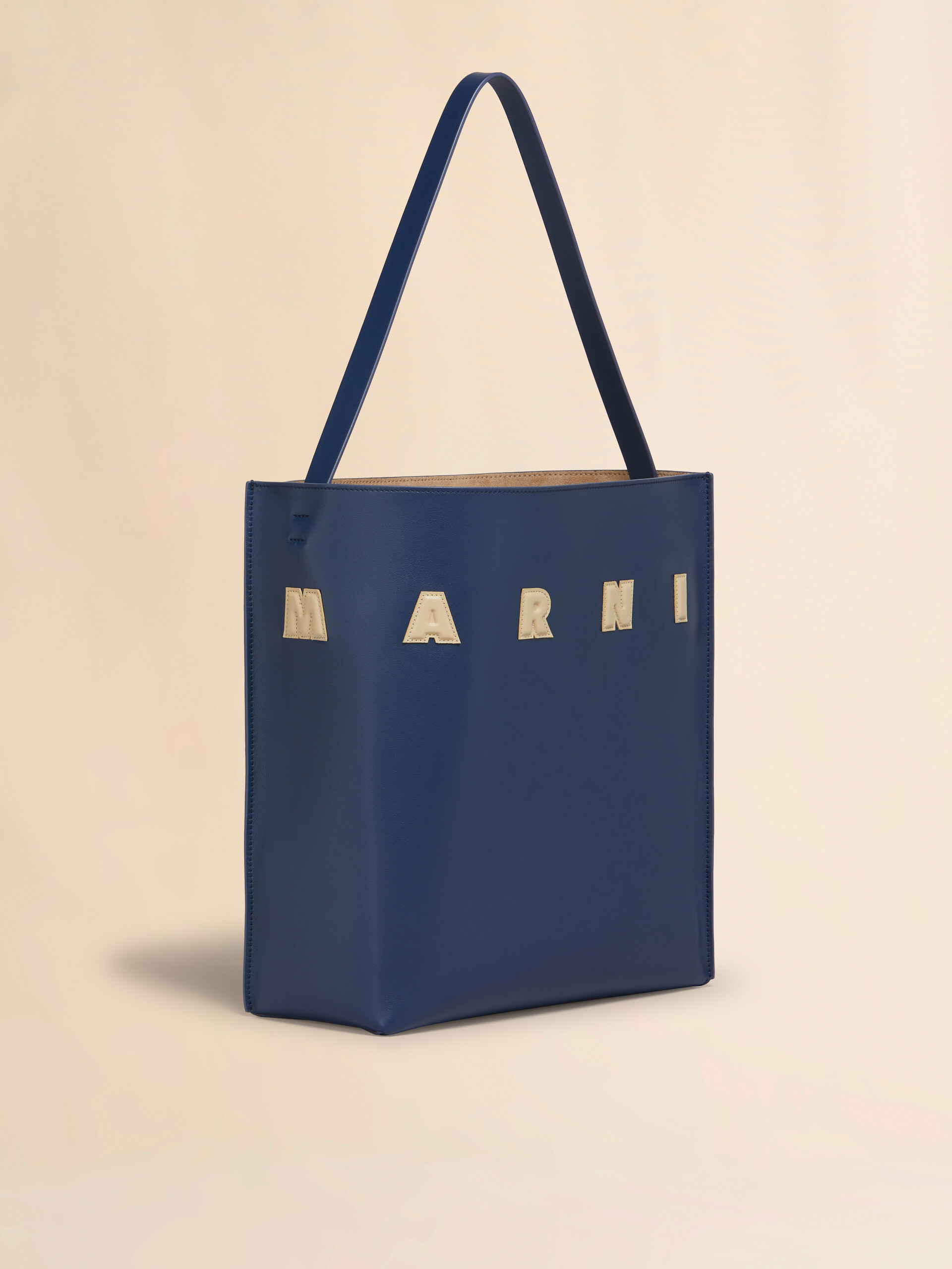 【MARNI】ブルー レザー製 Museo ミディアム ホーボーバッグ ブルー レザー製 Museo ミディアムホーボーバッグ、パッチ付き