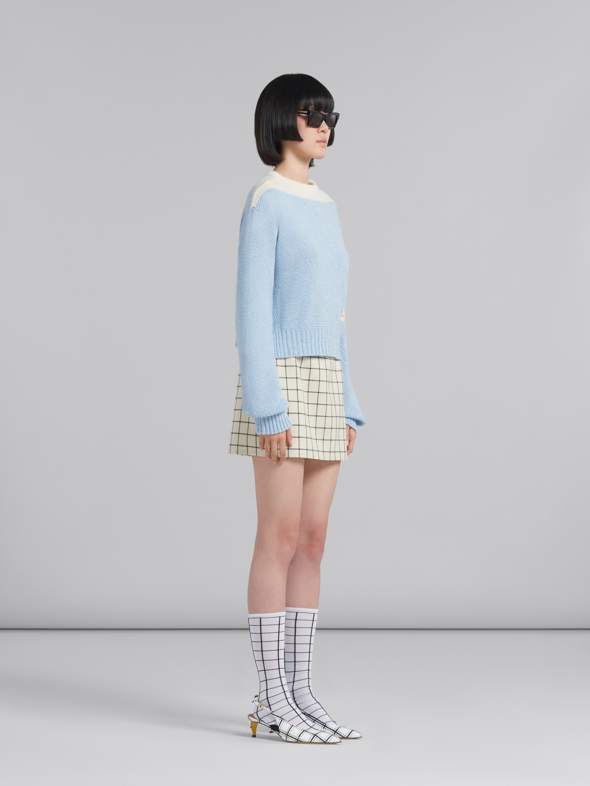 대비를 이루는 네크라인이 돋보이는 라이트 블루 박시 울 점퍼 - 풀오버 - Image 5