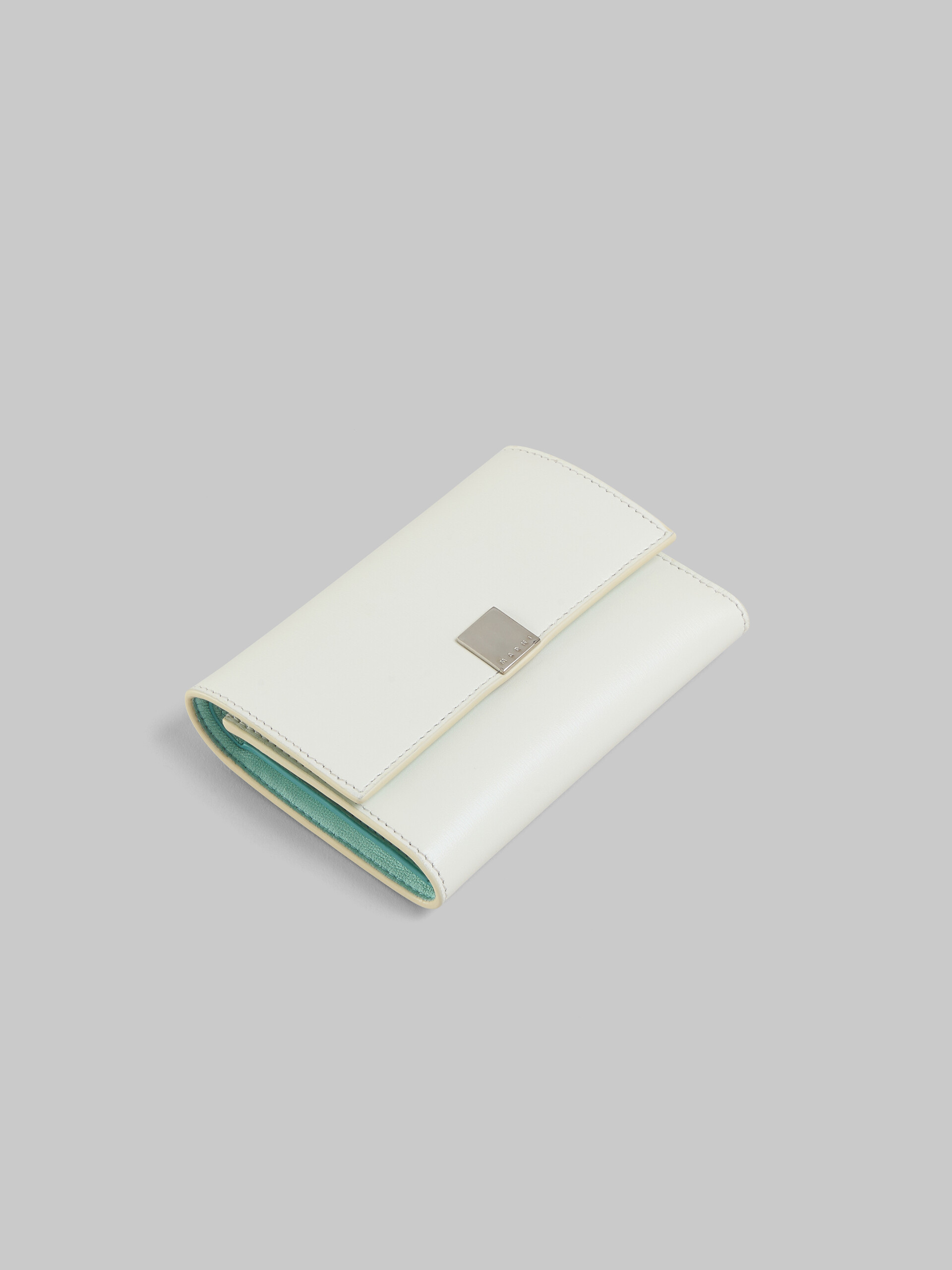 ブラック レザー製 Prisma 三つ折りウォレット、メタルプレート付き - 財布 - Image 5
