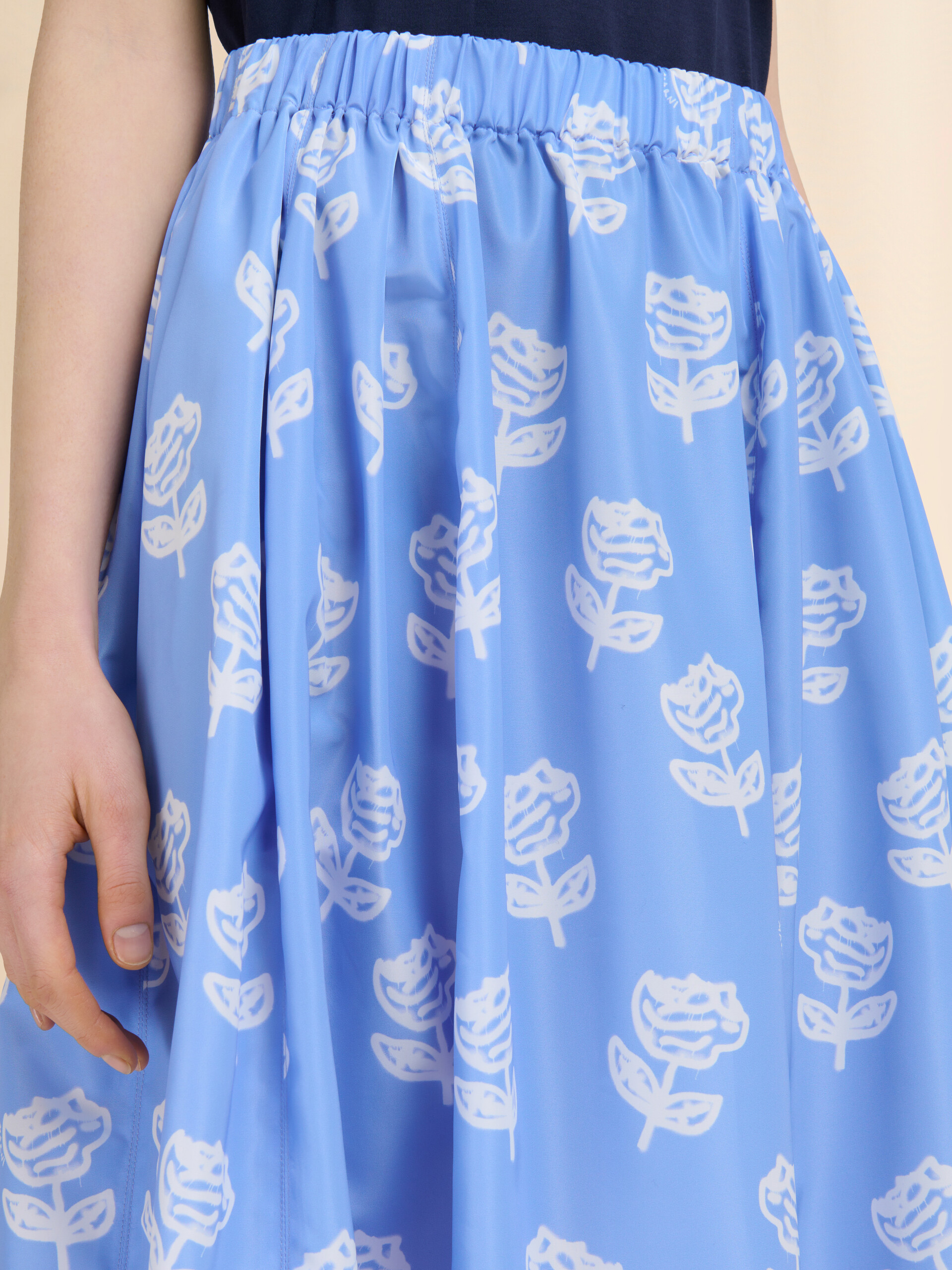 Gonna in cotone azzurro con stampa Sprayed Roses - Gonne - Image 4