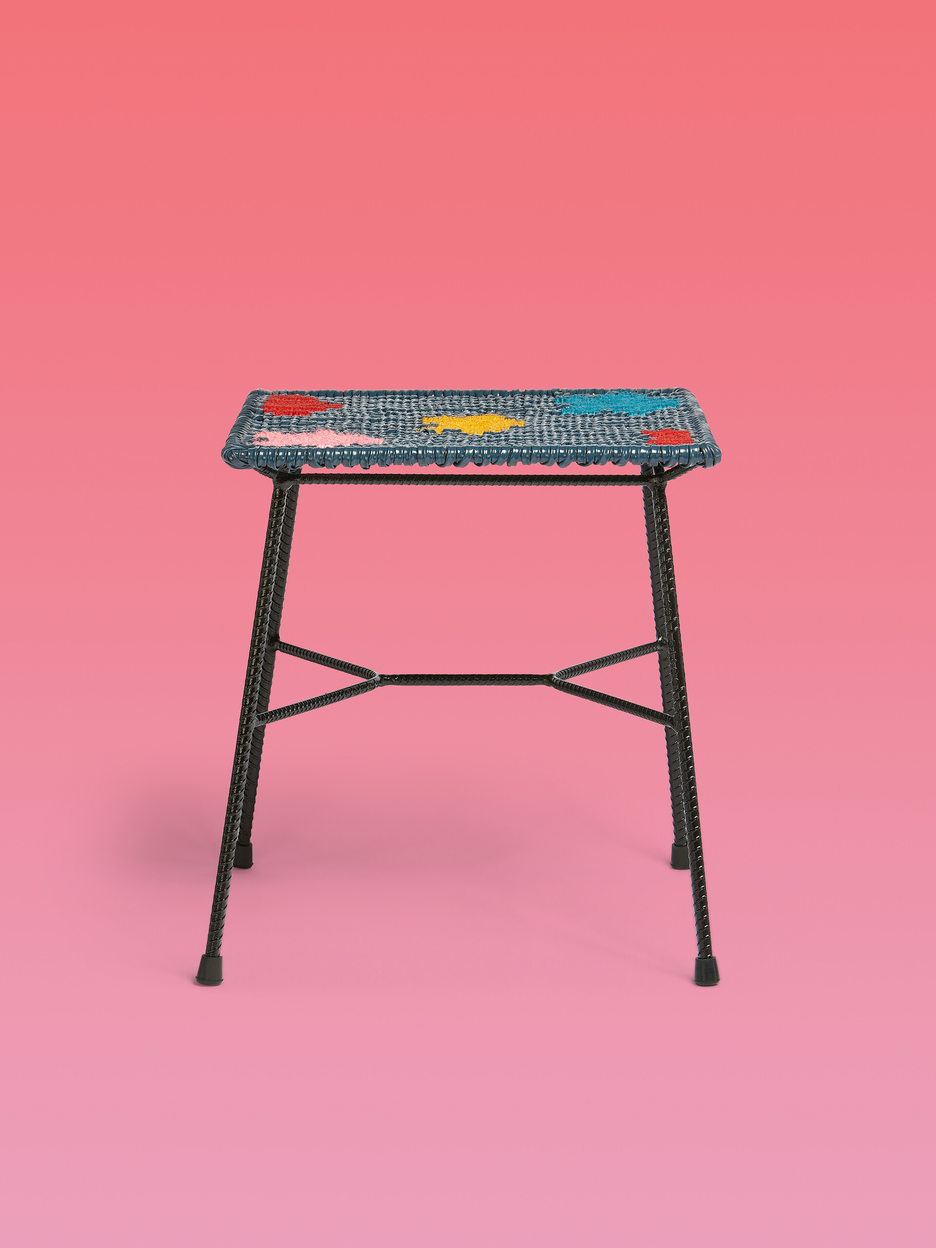 Tabouret-table MARNI MARKET carré en fer et PVC color-block - Mobilier - Image 1