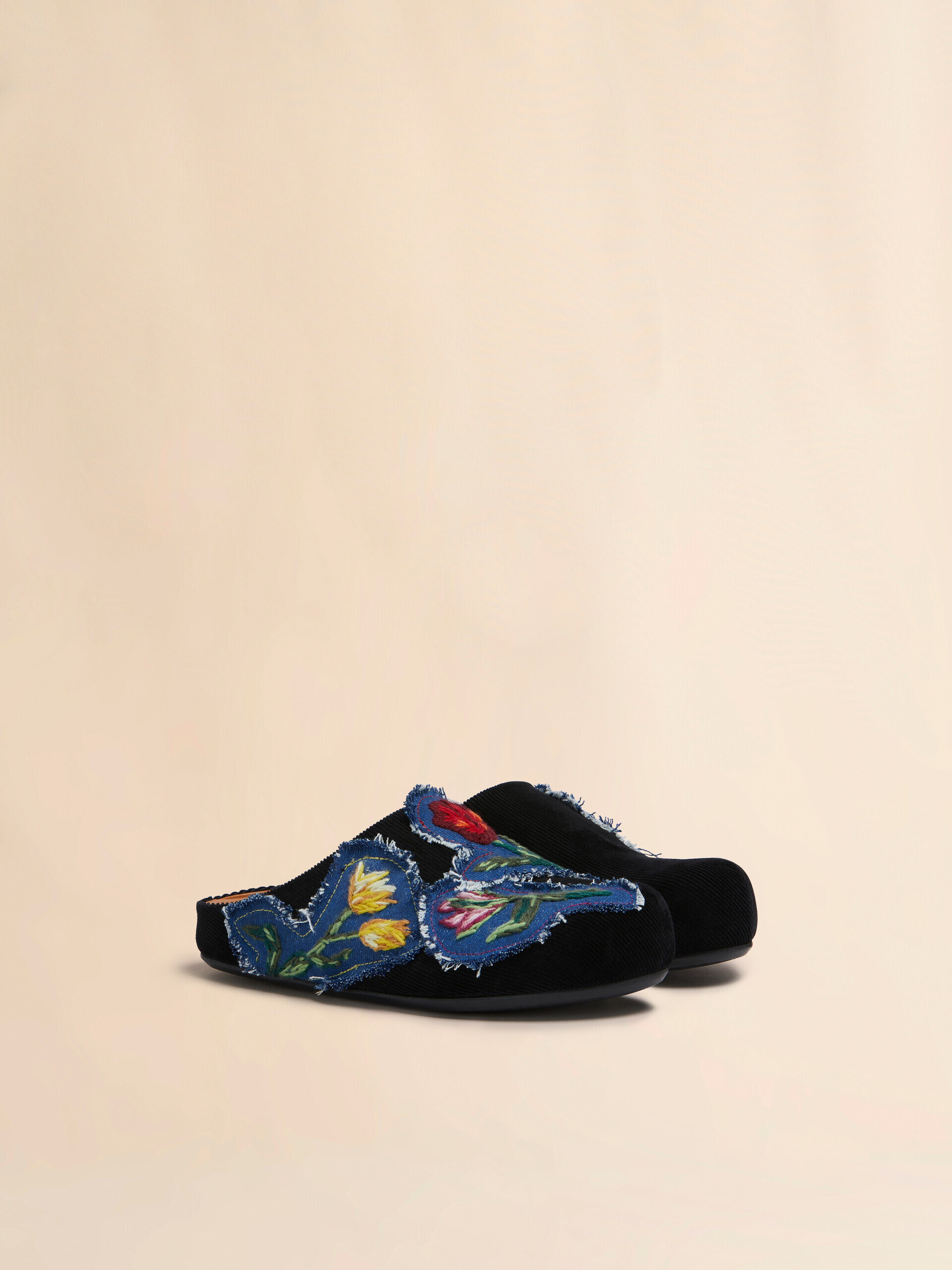 Schwarze Fussbett-Pantoletten aus Kord mit Denim-Applikationen - Sandalen - Image 2