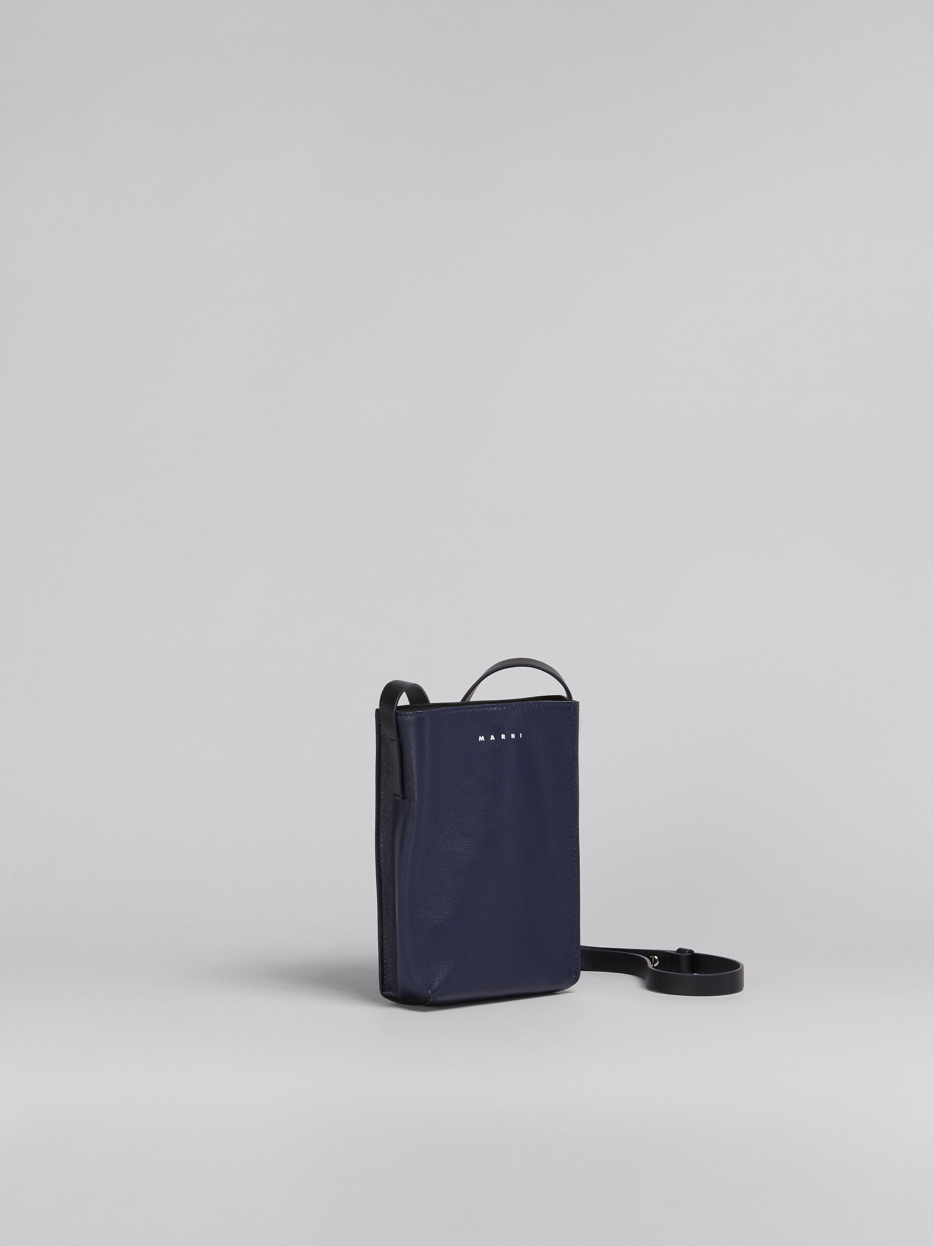 MUSEO SOFT bag piccola in pelle lucida blu e nera - Borse a spalla - Image 6