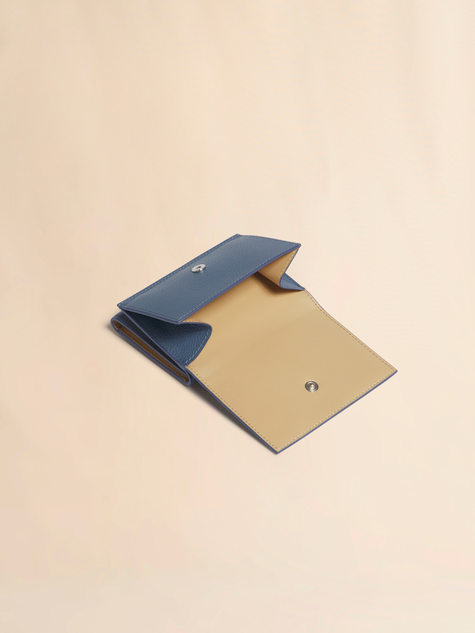 ブラック レザー製三つ折りウォレット、マルニメンディング刺繍入り - 財布 - Image 5