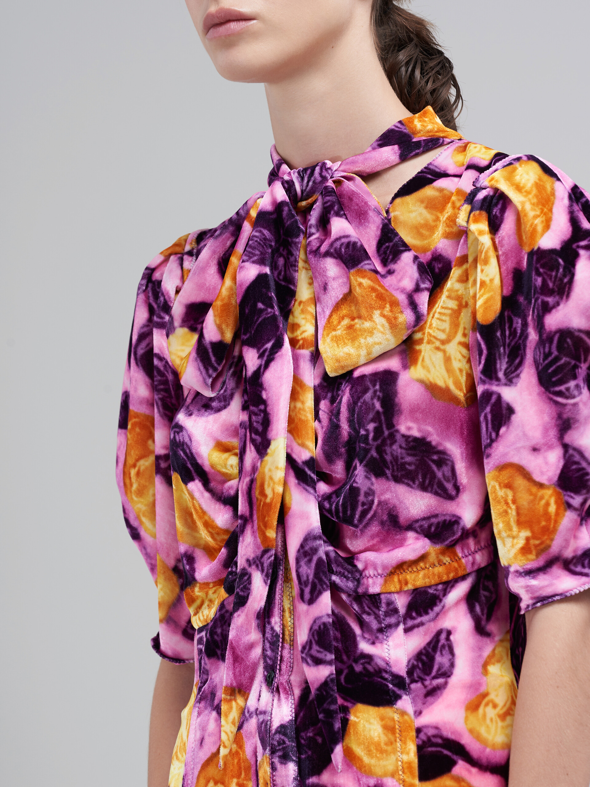 Kleid aus fließendem Samt mit Morgenblüten-Print - Kleider - Image 5