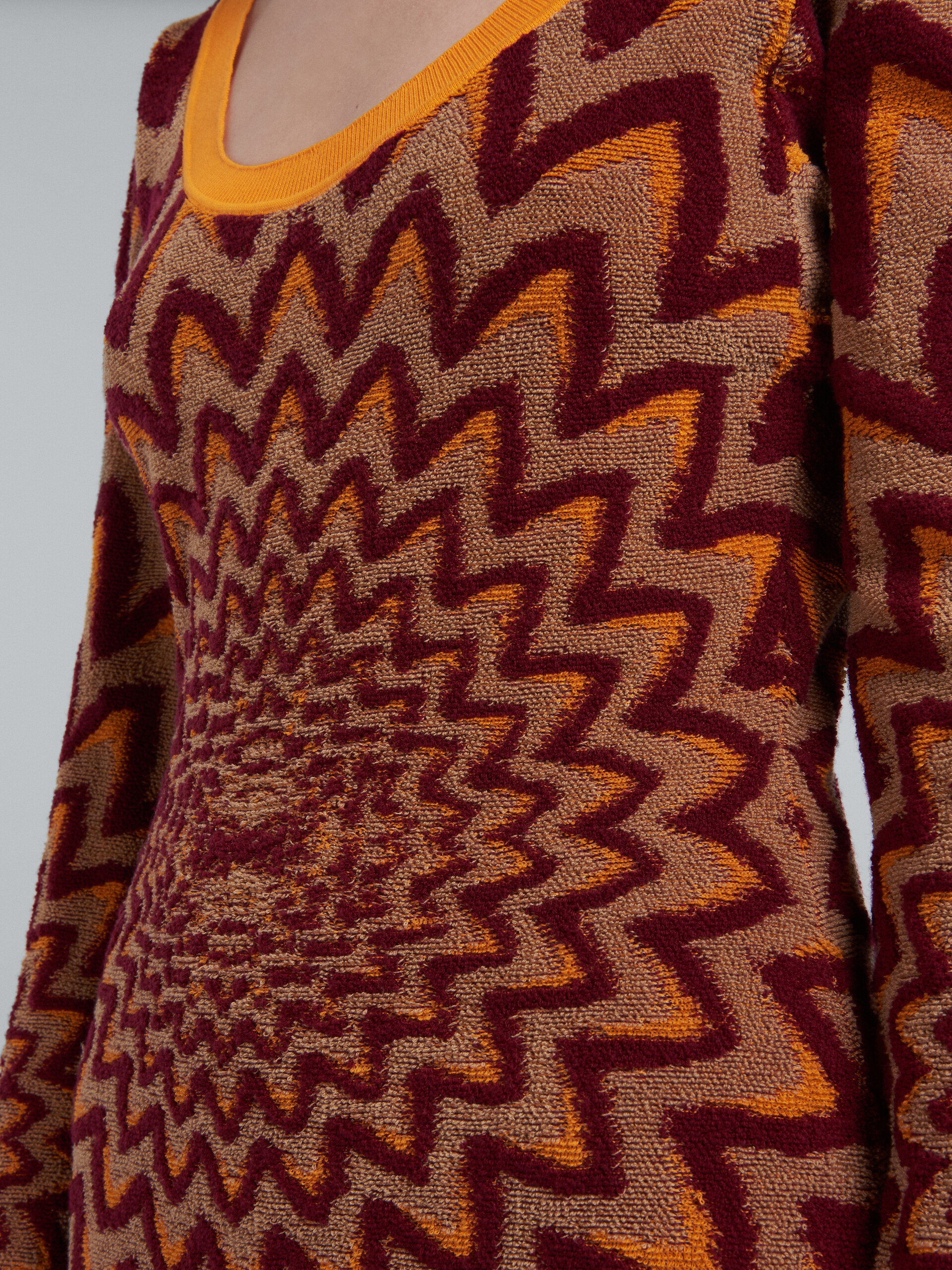 Short orange-tone dress with optical motif - Dresses - Image 5