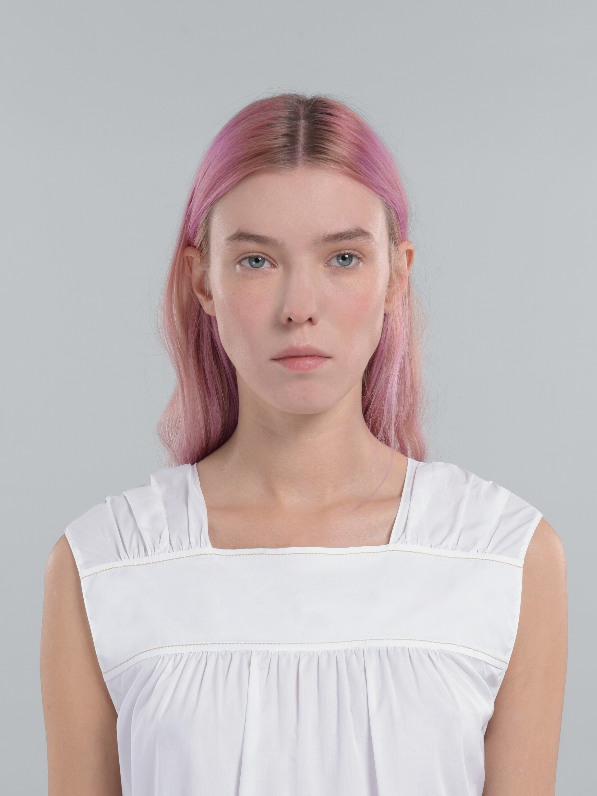 Camiseta con cuello cuadrado de popelina ecológica blanca - Camisas - Image 4