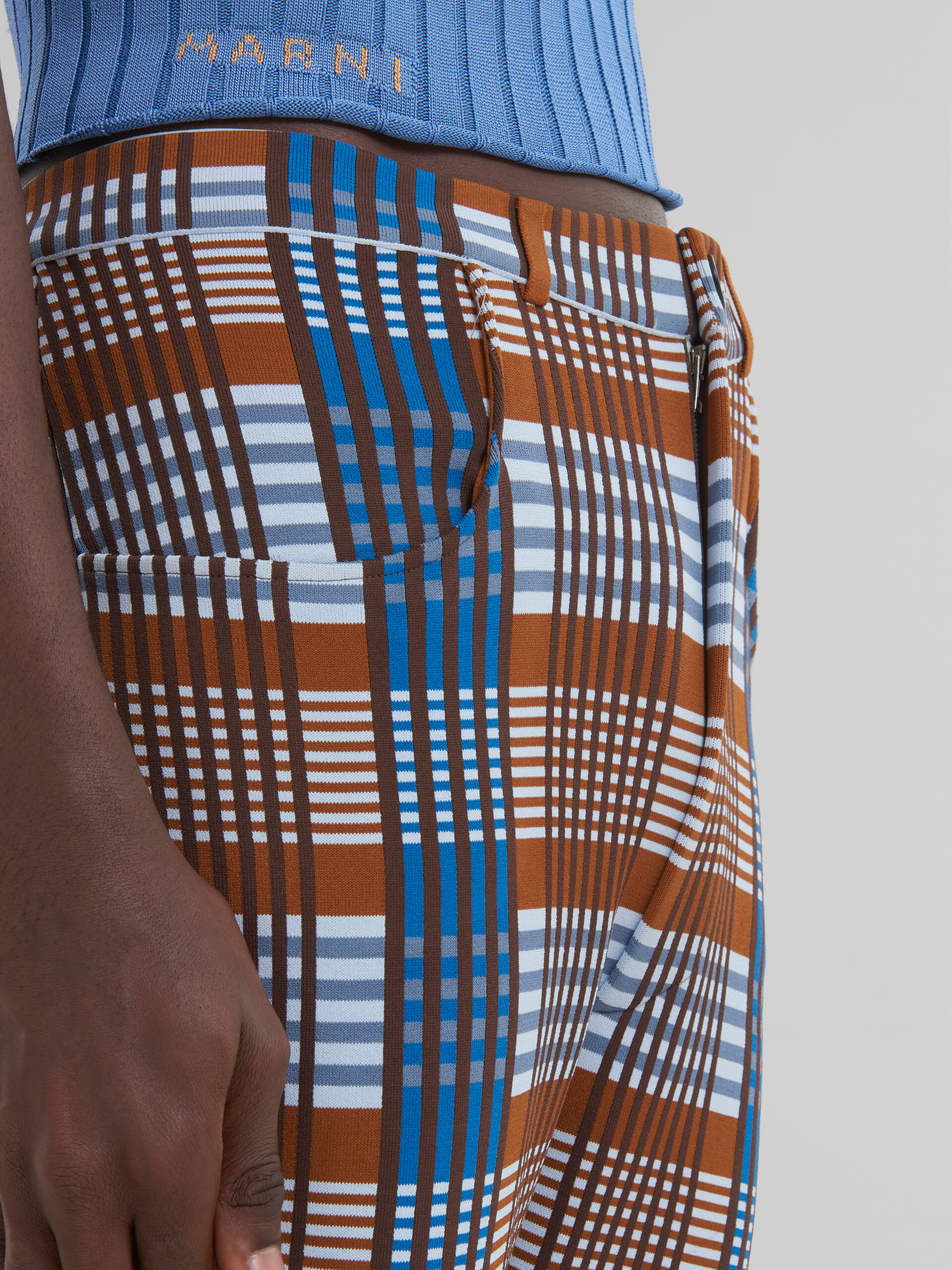 Pantalon en maille technique à carreaux bleus et marron - Pantalons - Image 4