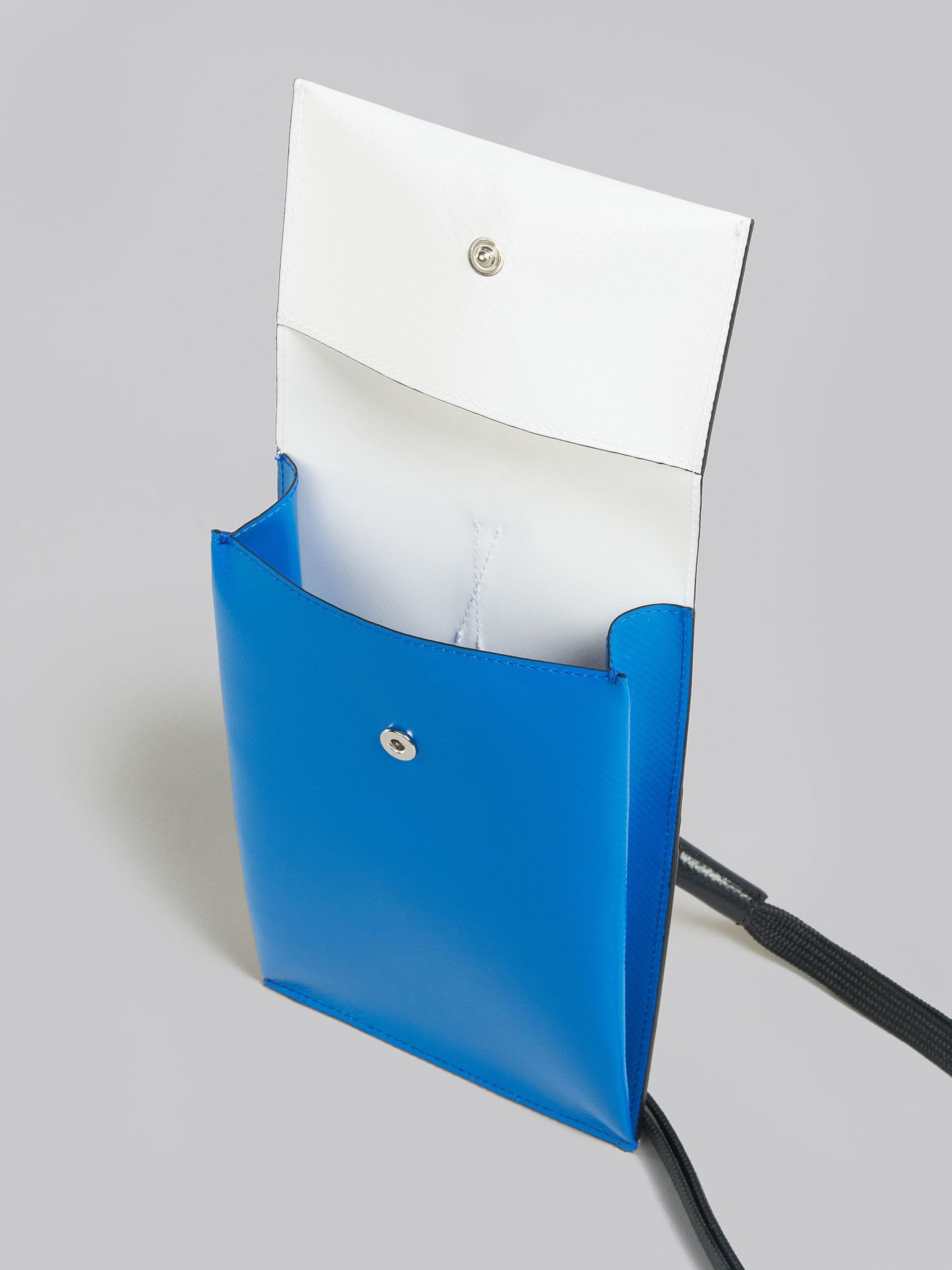 Smartphone-Hülle Tribeca in Weiß und Blau - Brieftaschen & Kleinlederwaren - Image 4