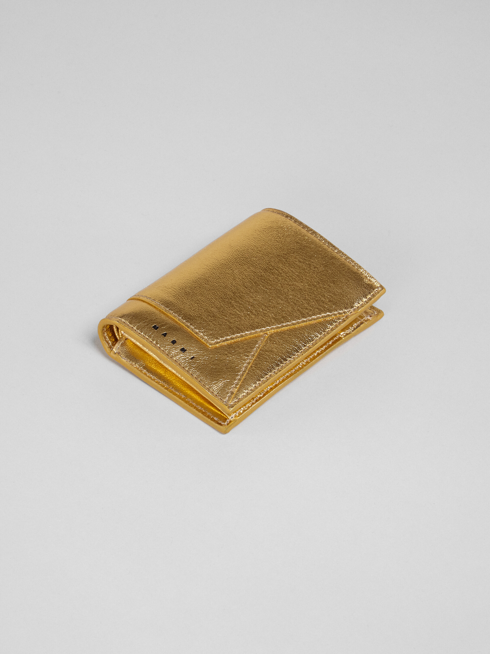 Portafoglio bi-fold in nappa metallizzata oro - Portafogli - Image 4