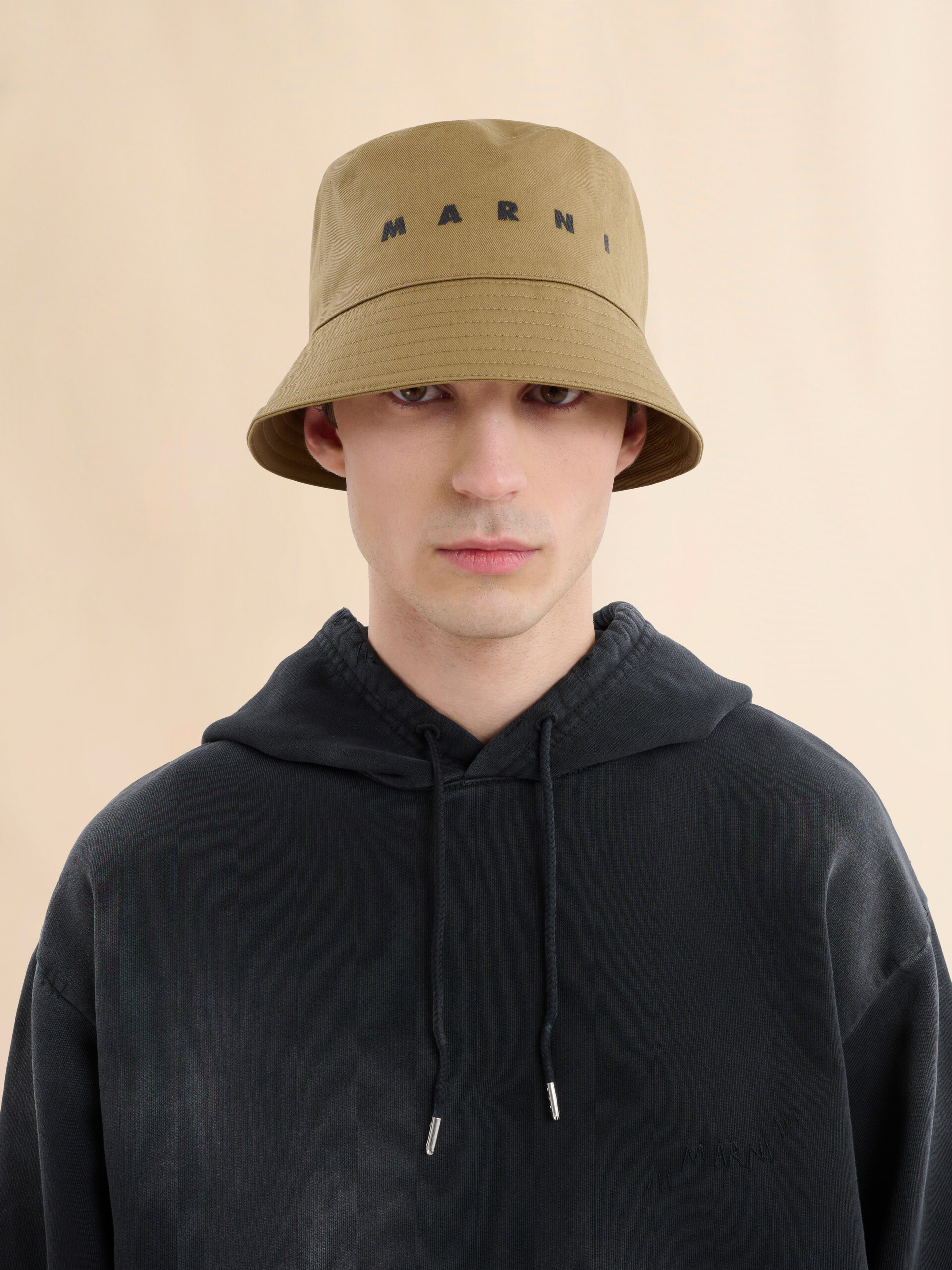 Black organic gabardine bucket hat with embroidered logo - Hats - Image 2