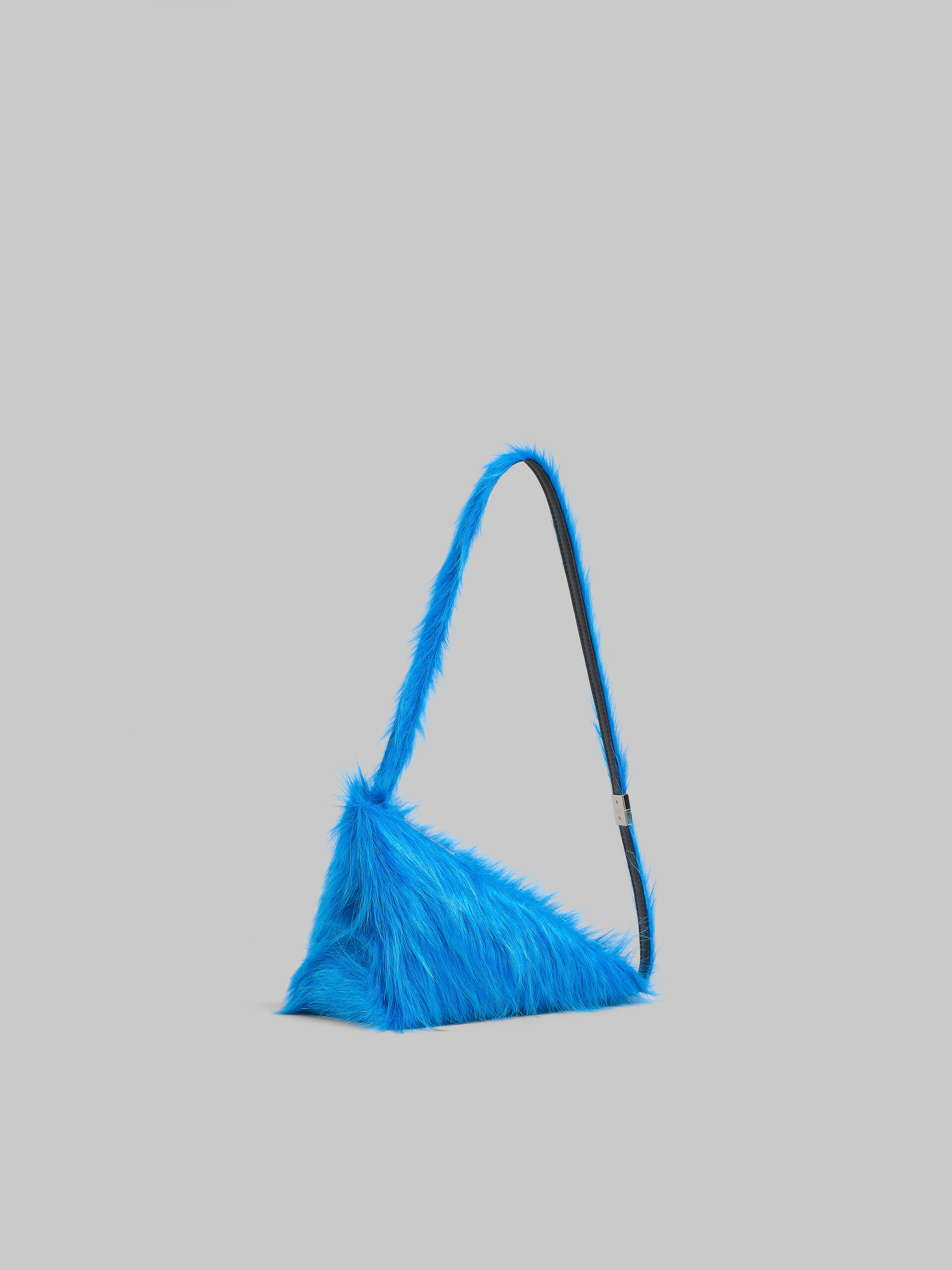 Bolso bandolera triangular Prisma de piel de becerro de pelo largo azul - Bolsos de hombro - Image 6