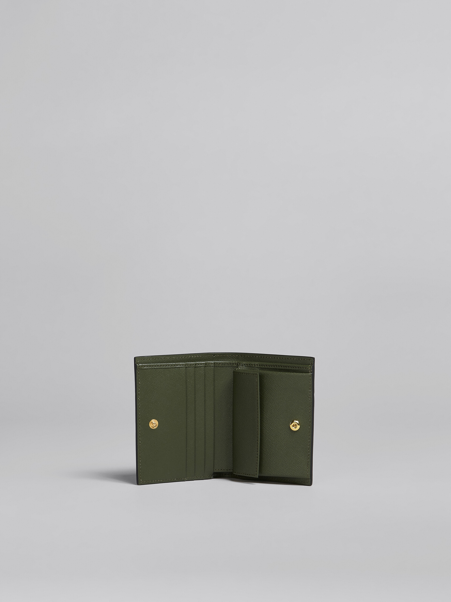 Mehrfarbige zweifache Faltbrieftasche aus braunem Saffiano-Leder - Brieftaschen - Image 2