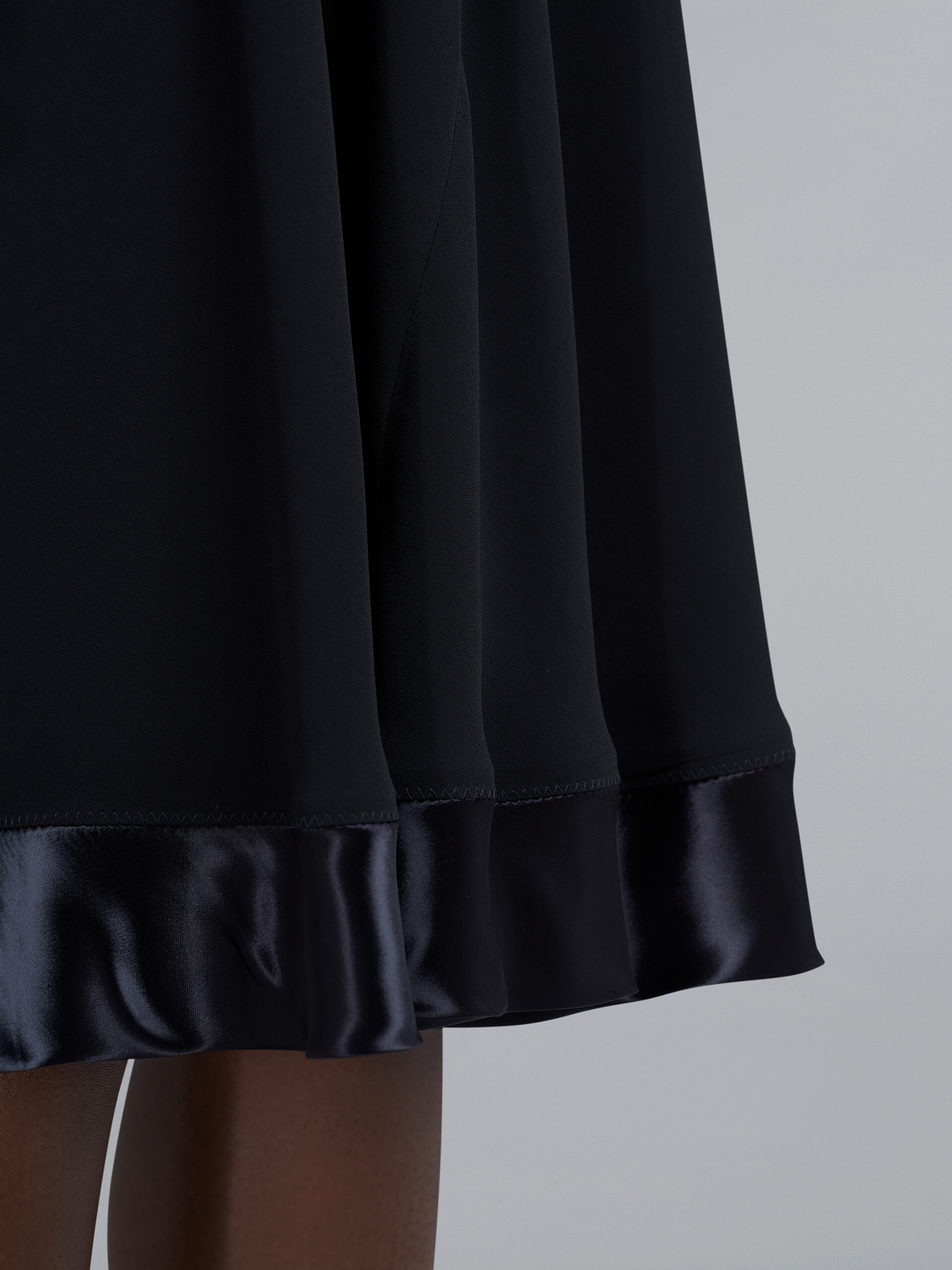 クレープアンバーサテン製ドレス - ドレス - Image 5
