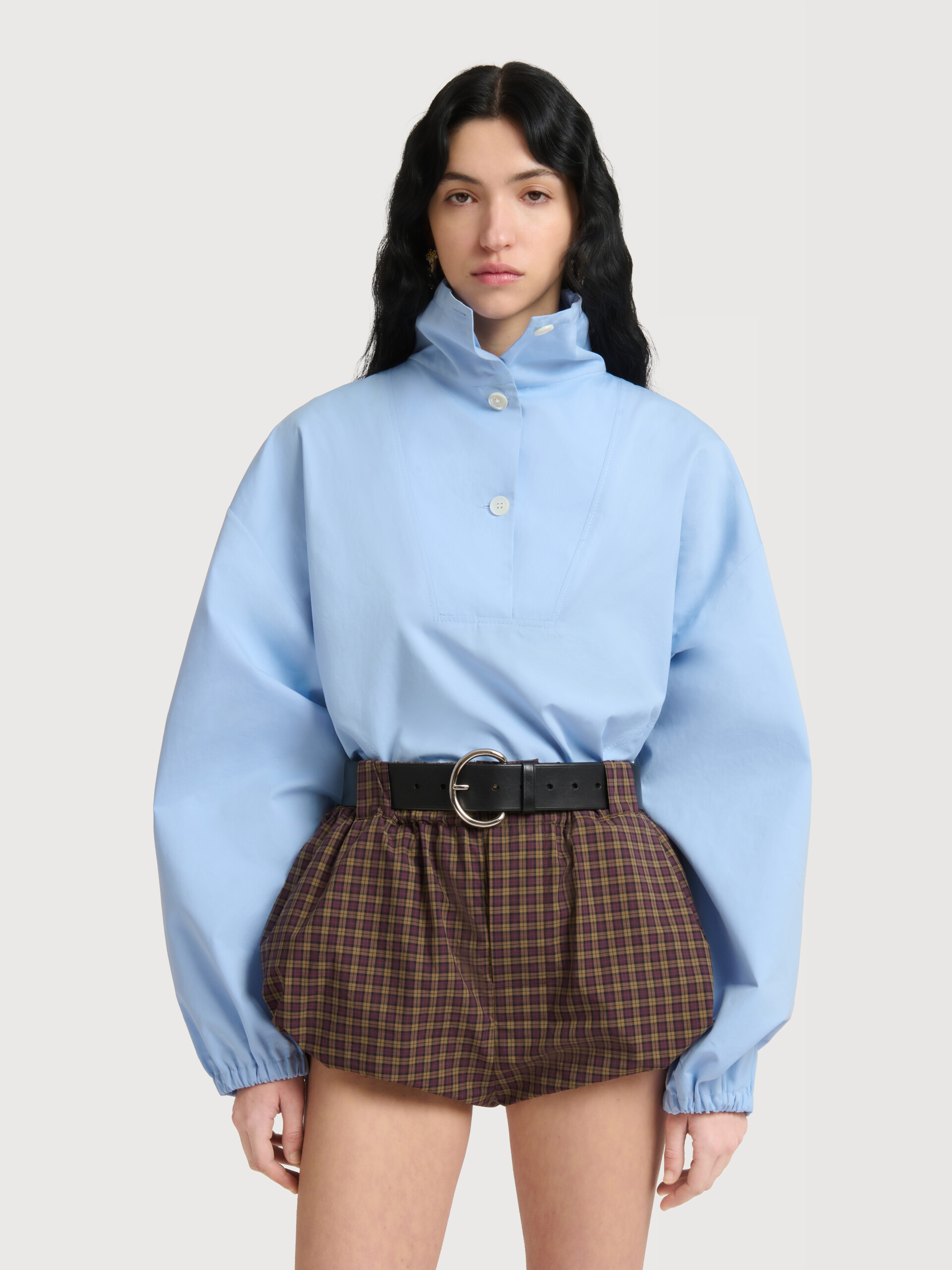 Bluse mit Stehkragen aus hellblauem Popeline - Hemden - Image 2