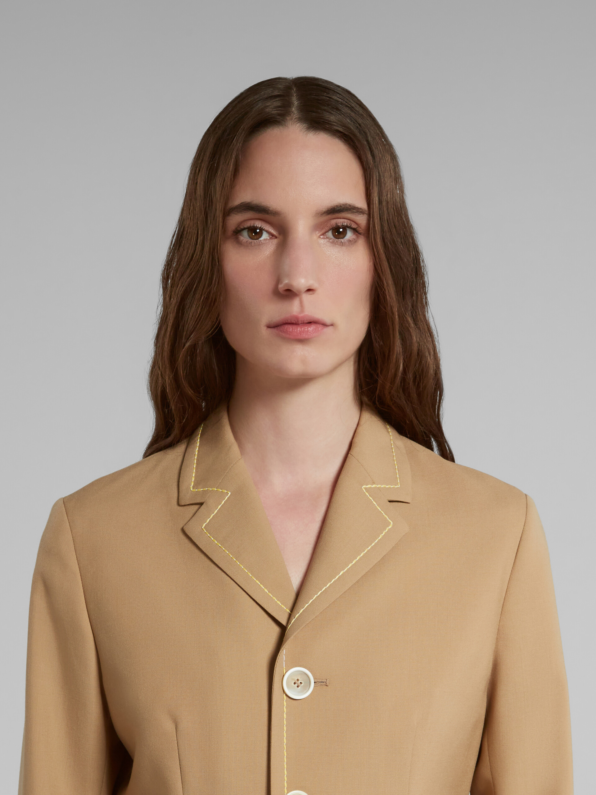 Veste en laine beige avec surpiqûres contrastantes - Manteaux - Image 4