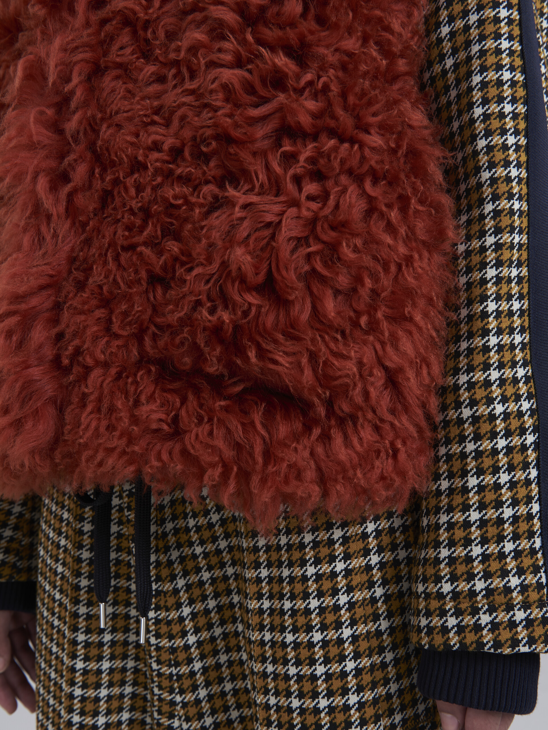 Giubbotto in jersey jacquard con pelo di agnello e cappuccio - Giacche - Image 5