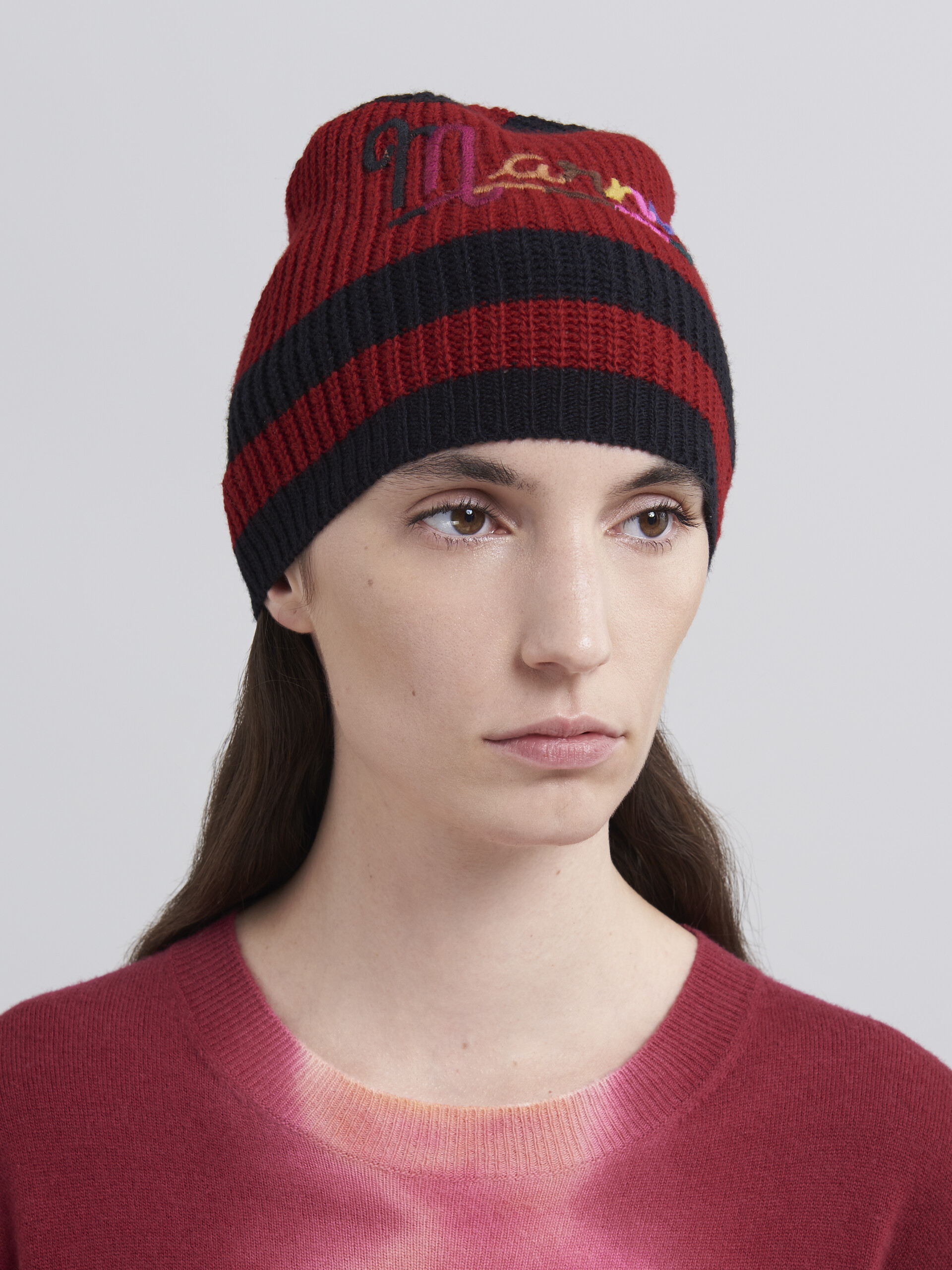 Cappello in lana Shetland nero e rosso - Cappelli - Image 2