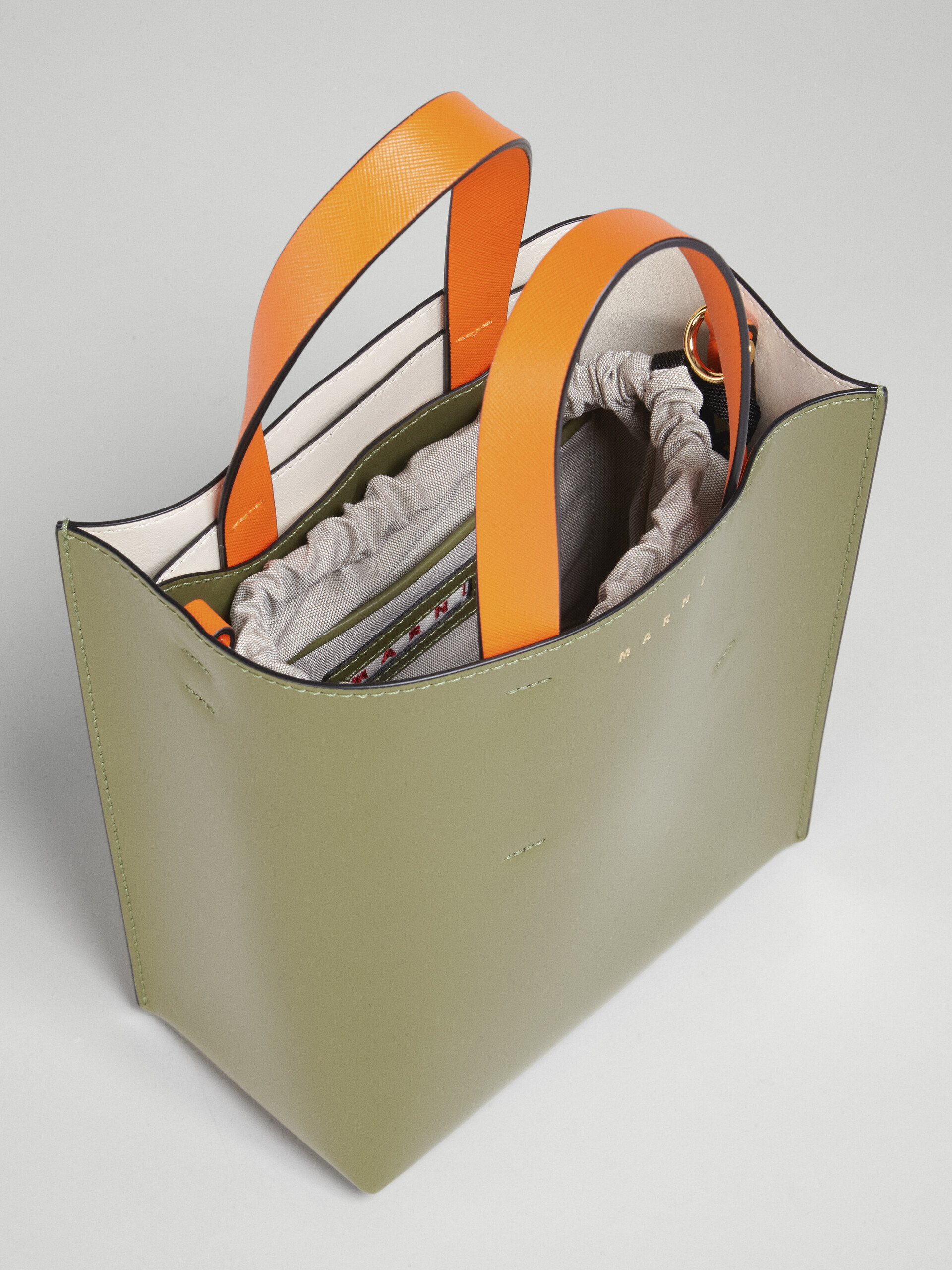 グリーン ライム オレンジのサフィアーノ＆ポリッシュドレザー製 MUSEOバッグ - ショッピングバッグ - Image 4
