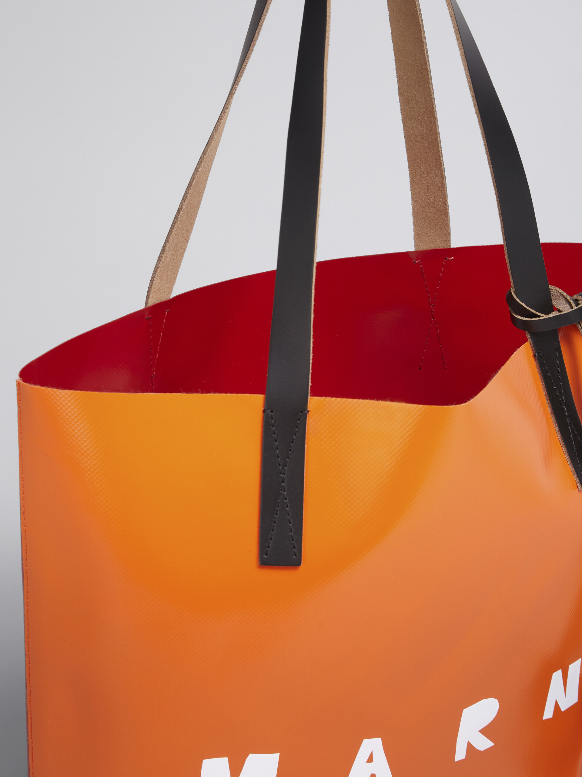 Borsa shopping in PVC con manici in pelle e logo Marni fuxia e arancione - Borse shopping - Image 2