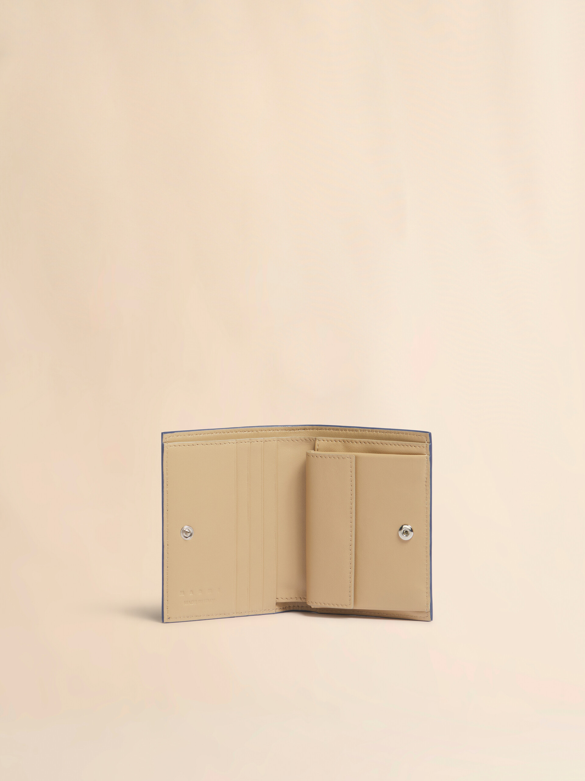 グレー レザー製二つ折りウォレット、マルニメンディング刺繍入り - 財布 - Image 2