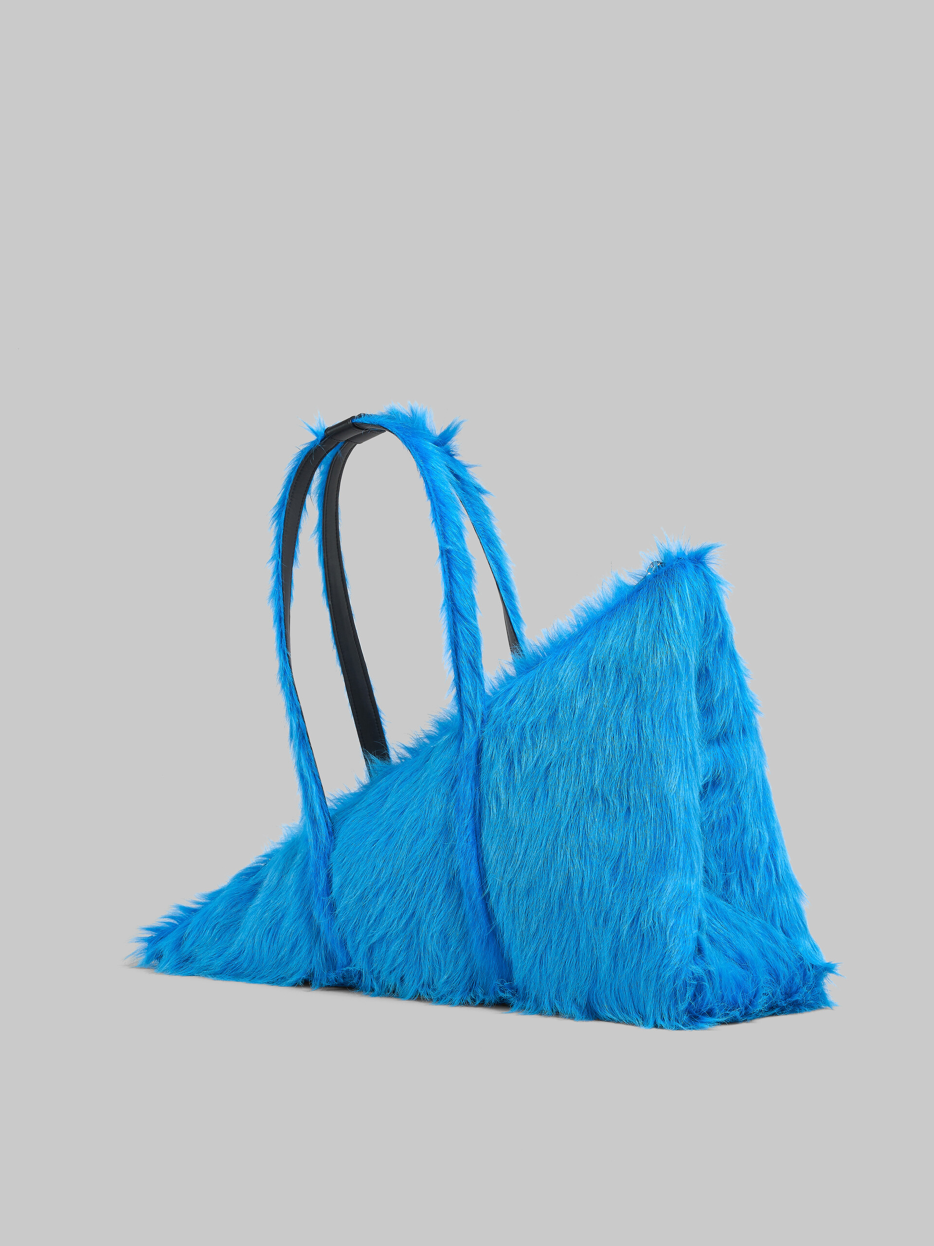 Dreieckige Duffle Bag Prisma aus Kalbsfell in Blau - Reisetasche - Image 3