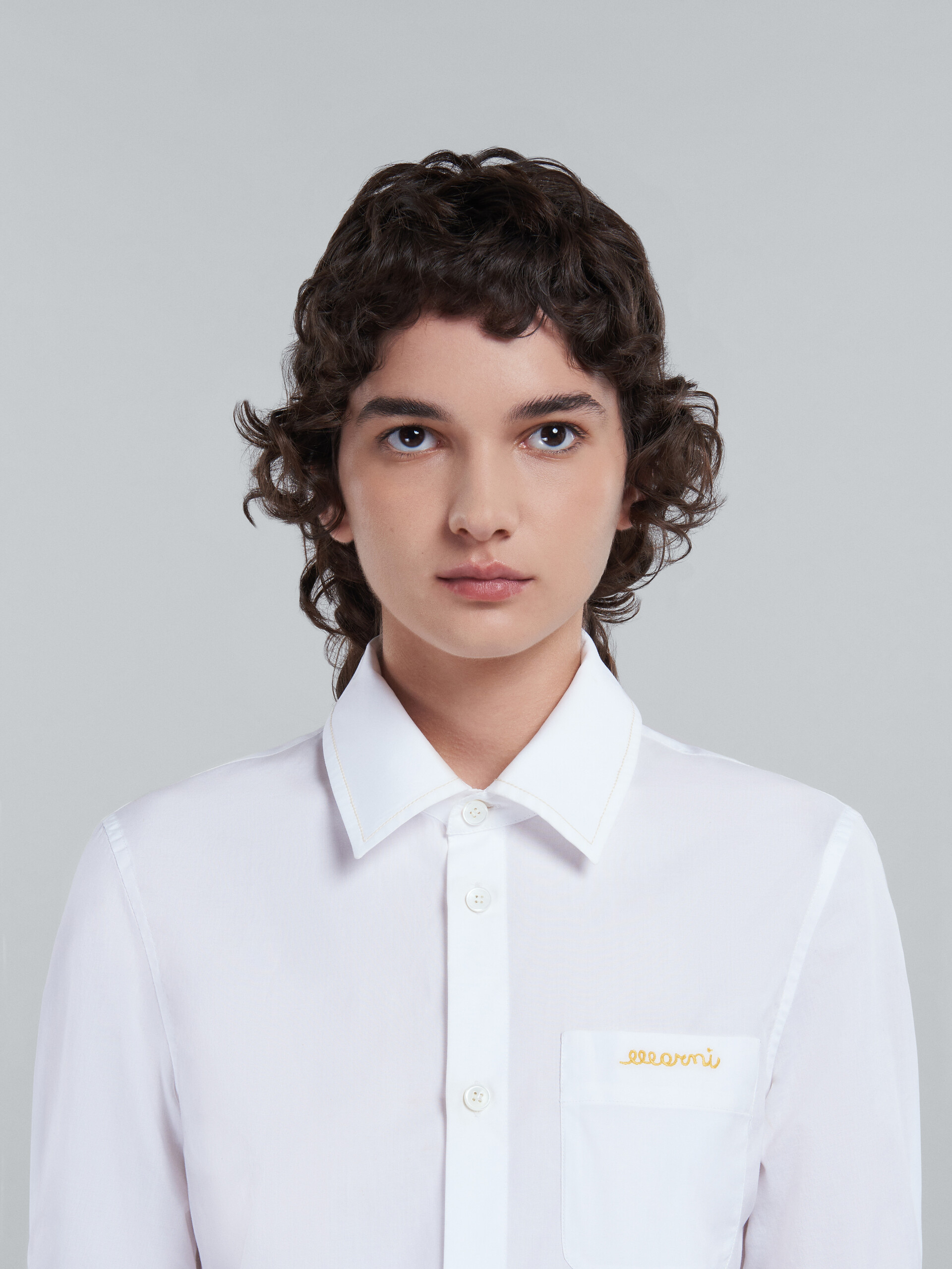 Cropped white poplin shirt with embroidered logo - Shirts - Image 4
