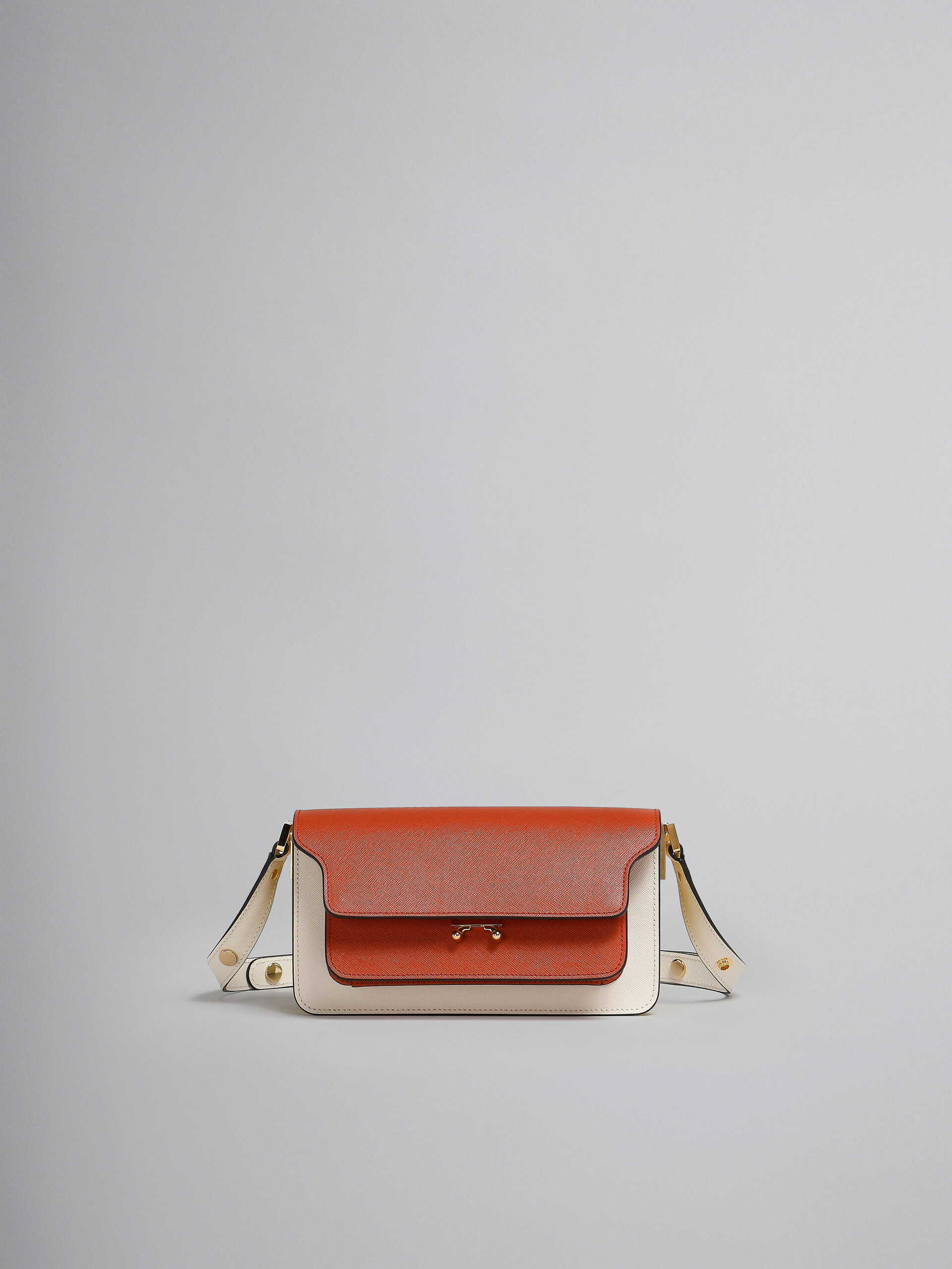 Trunk Bag E/W in pelle saffiano marrone - Borse a spalla - Image 1