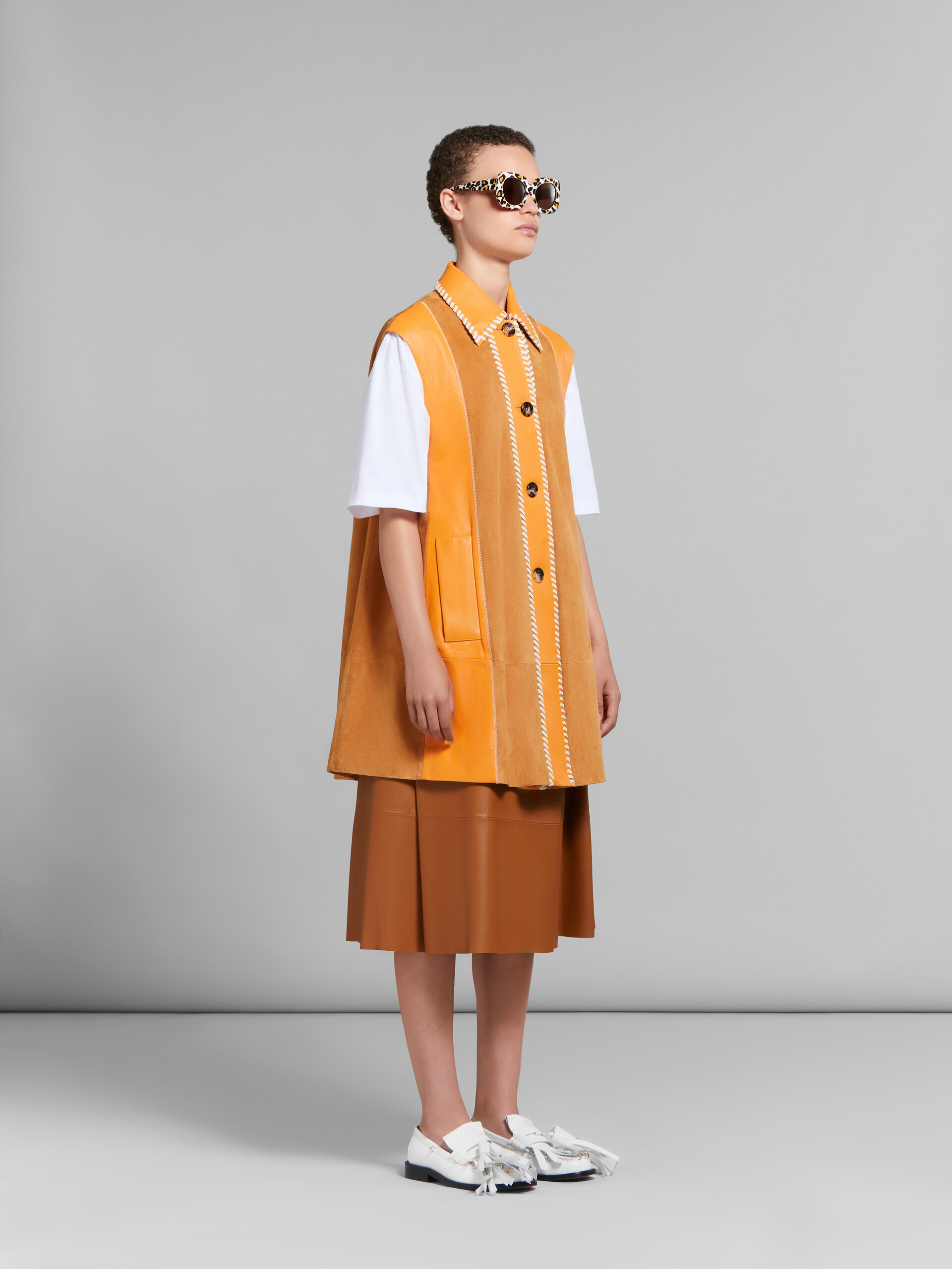 Orangefarbenes Patchwork-Kleid aus Wildleder und Nappaleder - Weste - Image 6