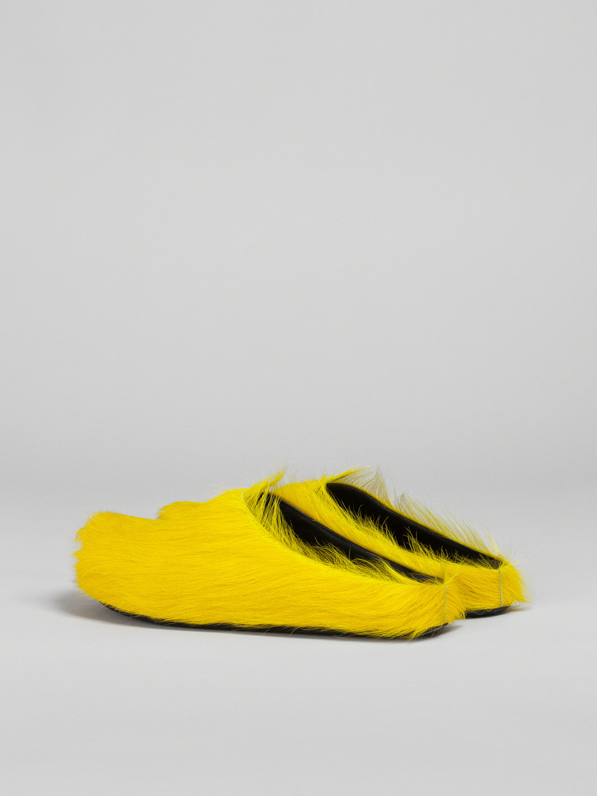 Gelber Fußbett-Sabot mit langem Kalbsfell - Holzschuhe - Image 3
