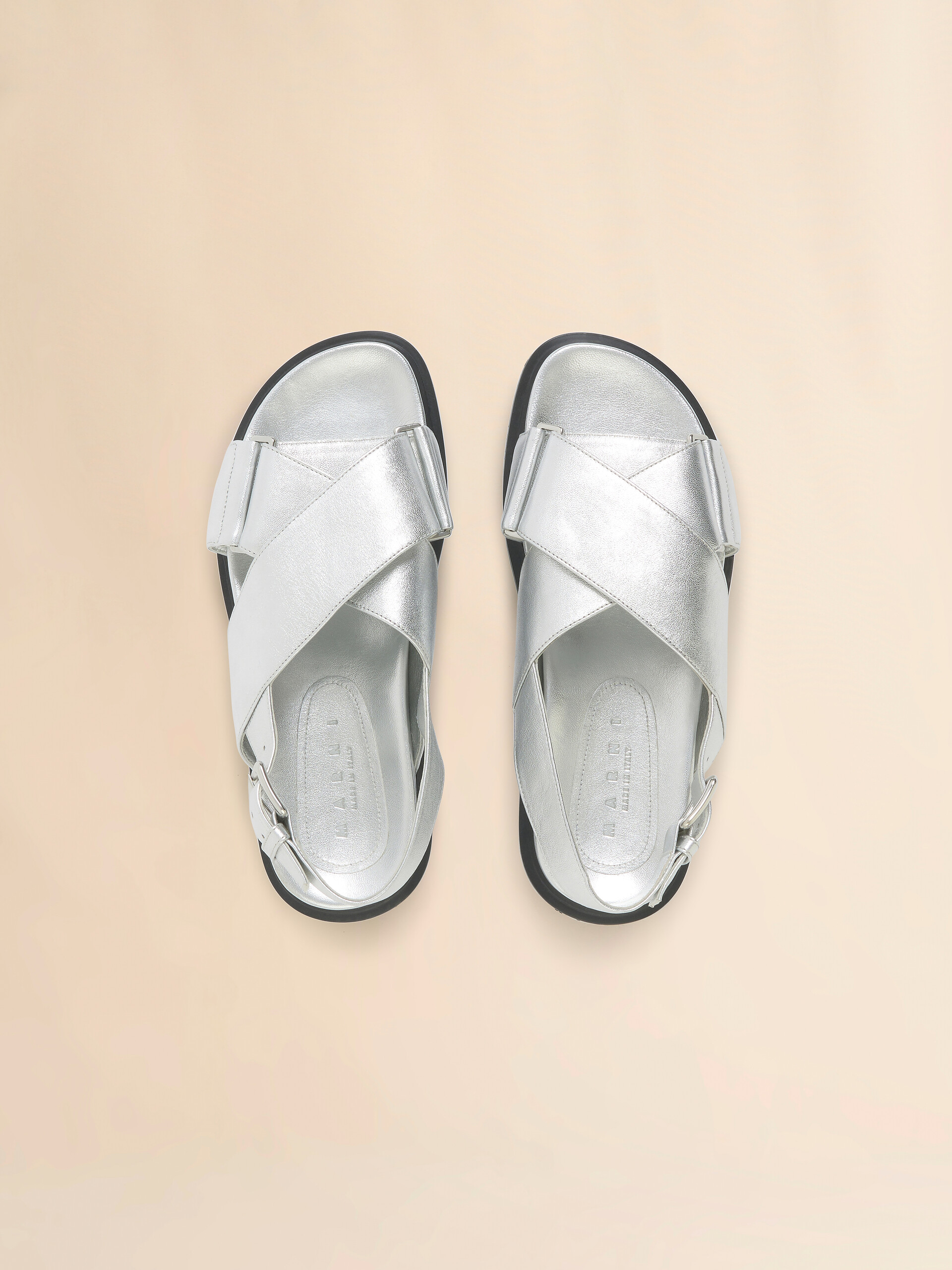 Silberfarbenes Leder-Fussbett - Sandalen - Image 4