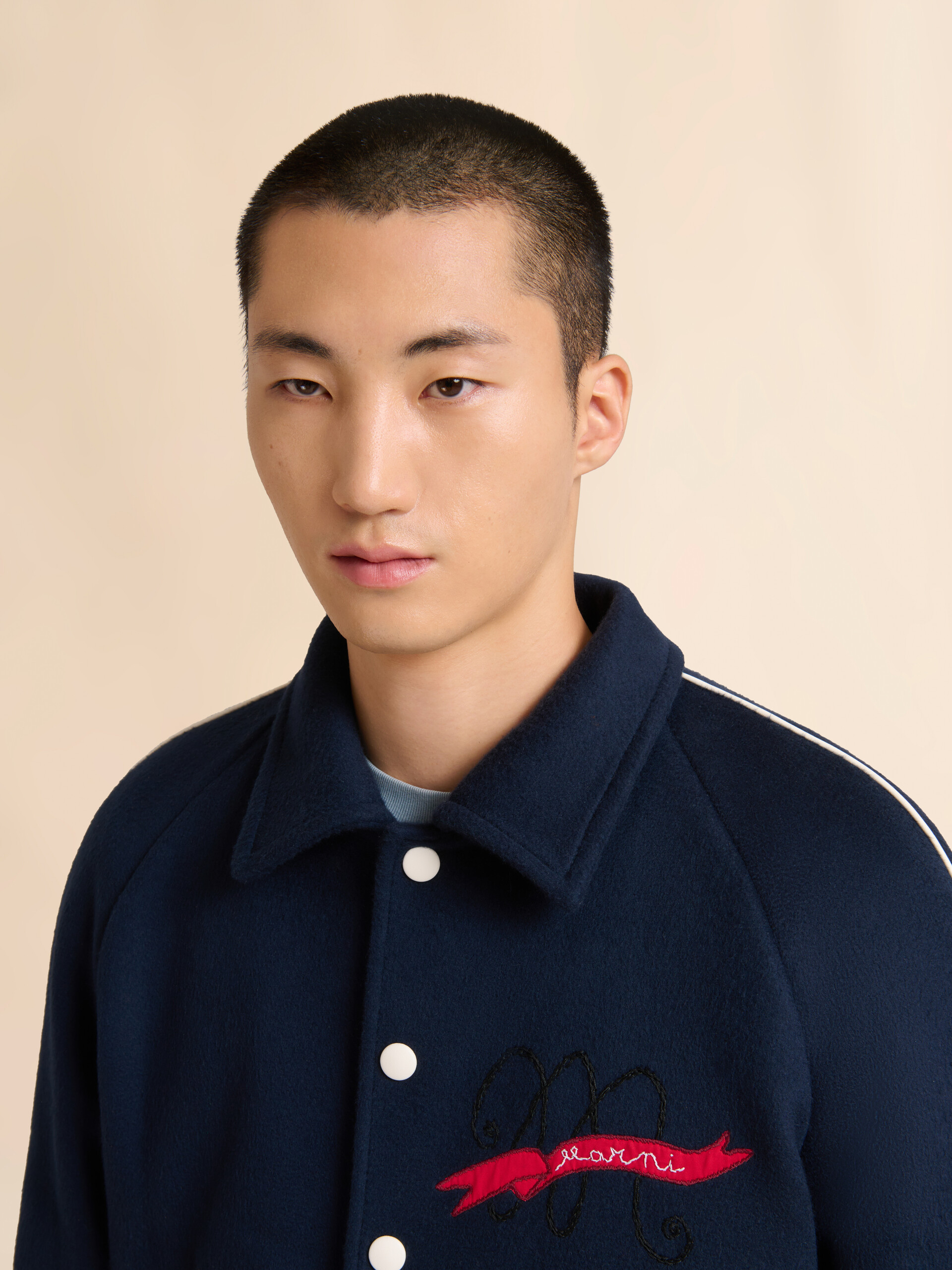 Bomberjacke aus dunkelblauem Filz mit Marni-Applikation - Jacken - Image 4