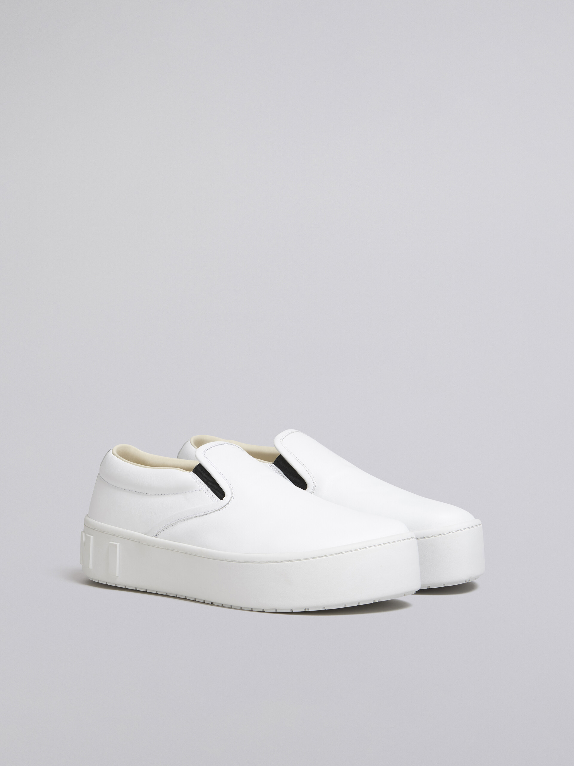 Slip-on-Sneaker aus weißem Kalbsleder mit hervorgehobenem Marni Maxi-Logo - Sneakers - Image 2
