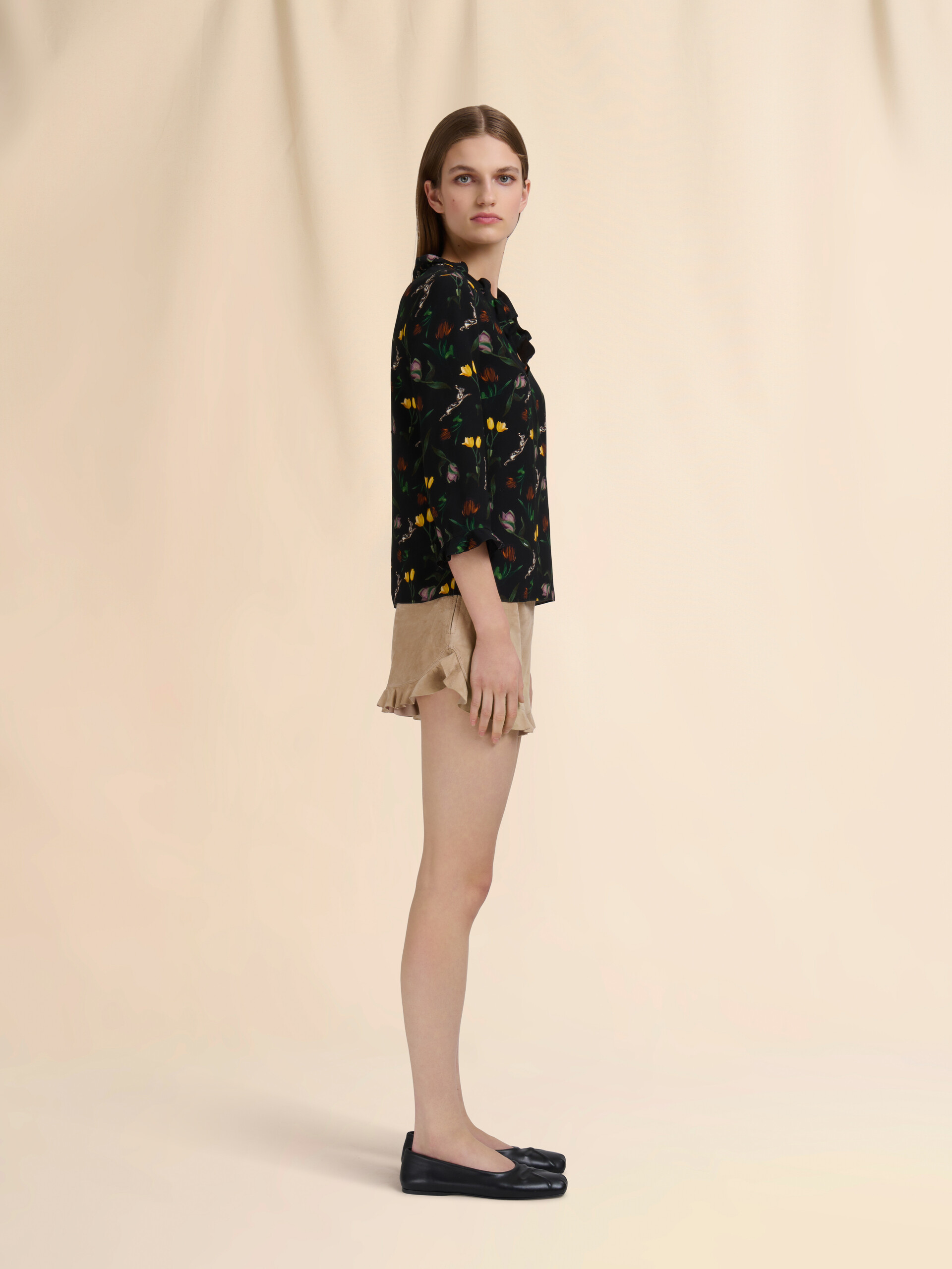 Beige suede shorts with ruffle - Pants - Image 5