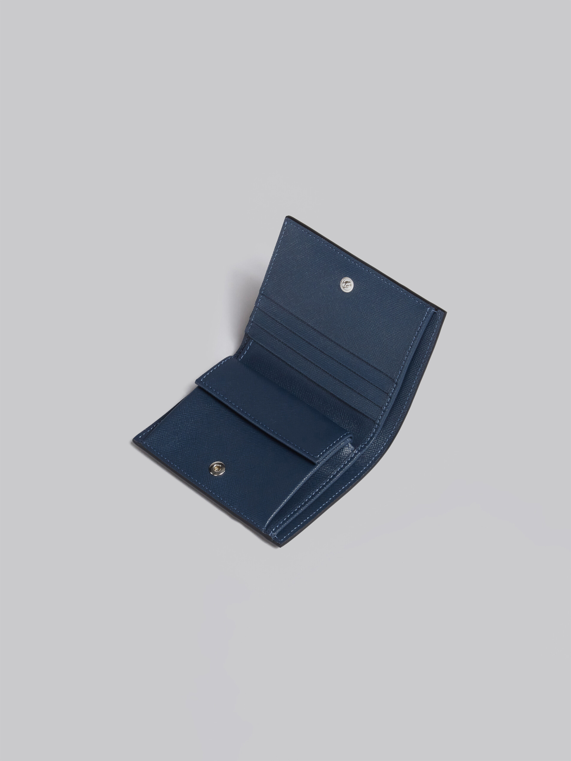Portafoglio bi-fold in saffiano blu - Portafogli - Image 4