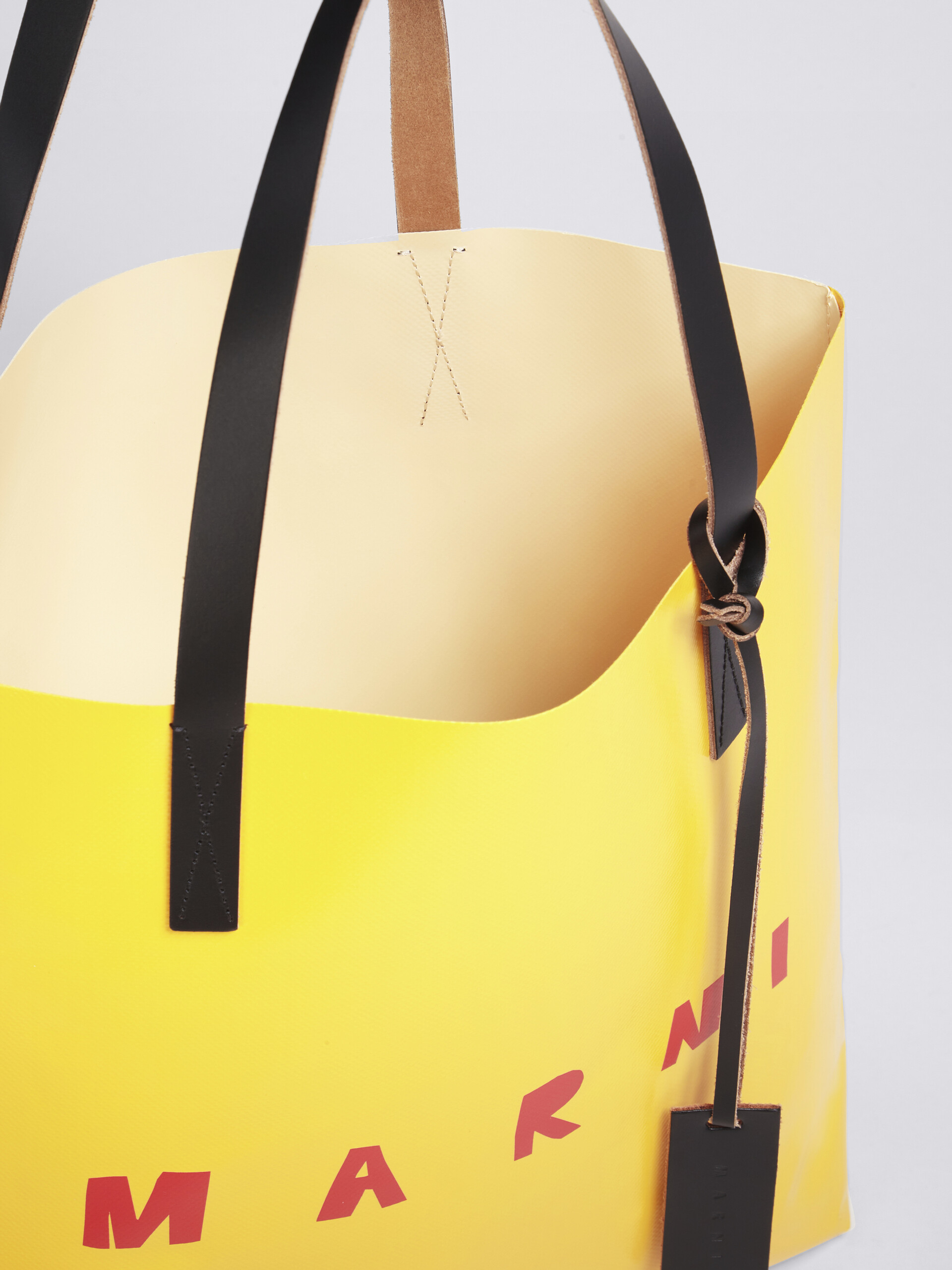 Borsa shopping in PVC con manici in pelle e logo Marni gialla e beige - Borse shopping - Image 2