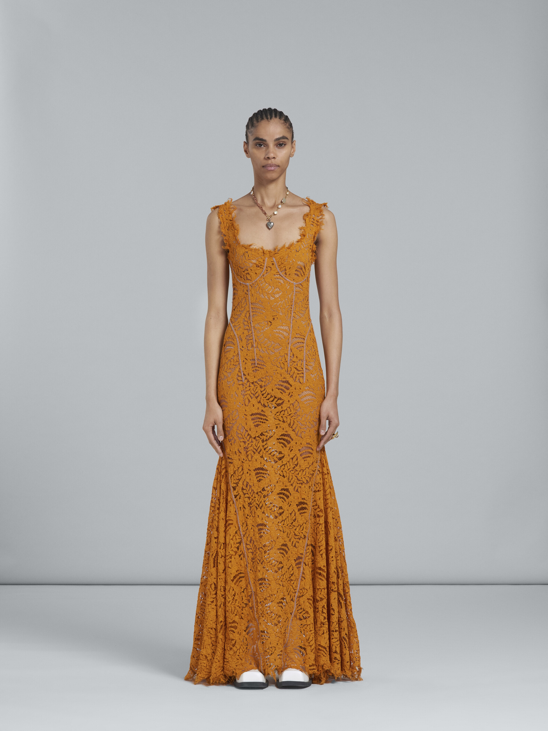Long dress in gold-tone lace - Dresses - Image 2