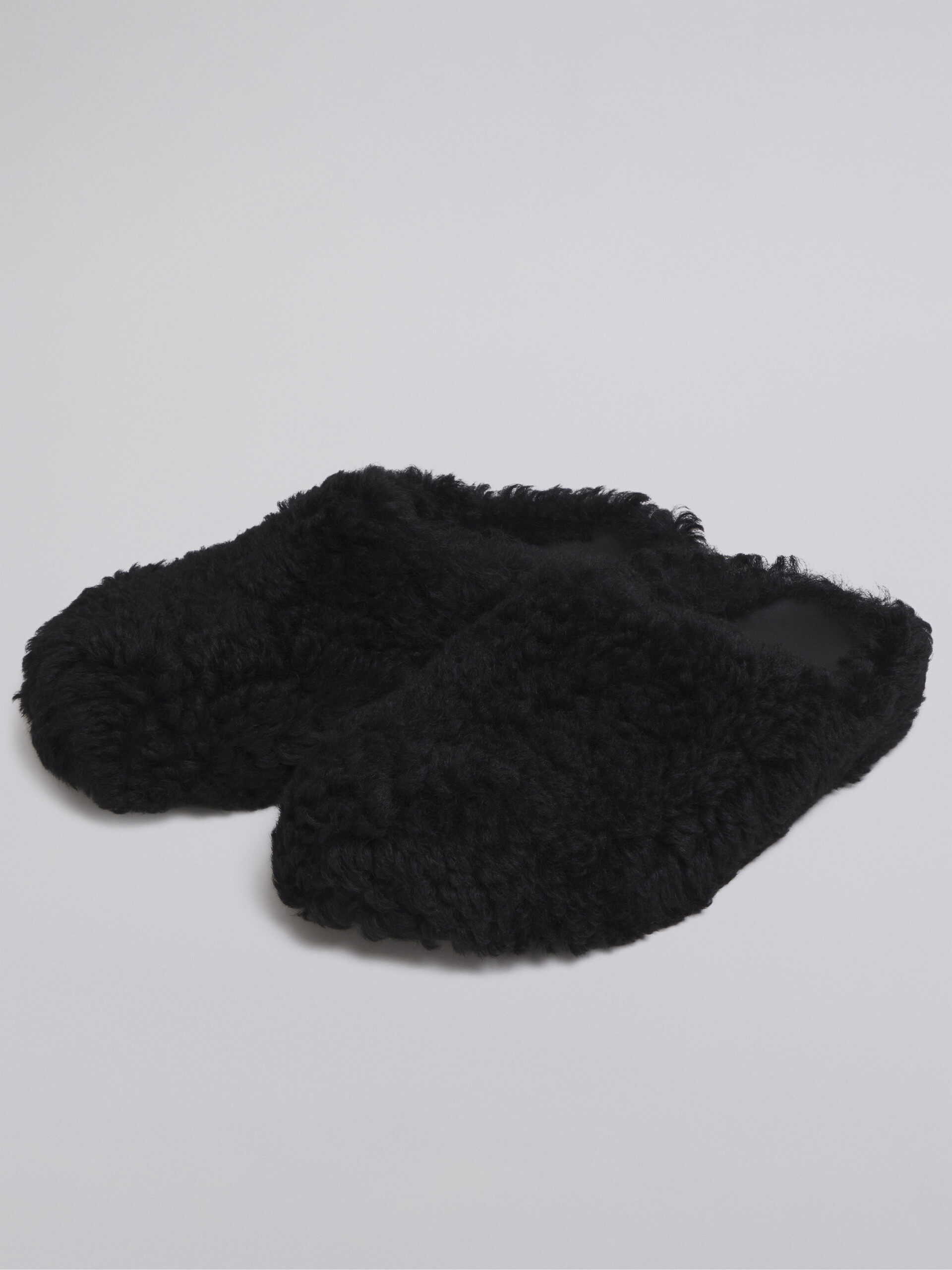 Pantolette aus schwarzem Shearling - Holzschuhe - Image 5