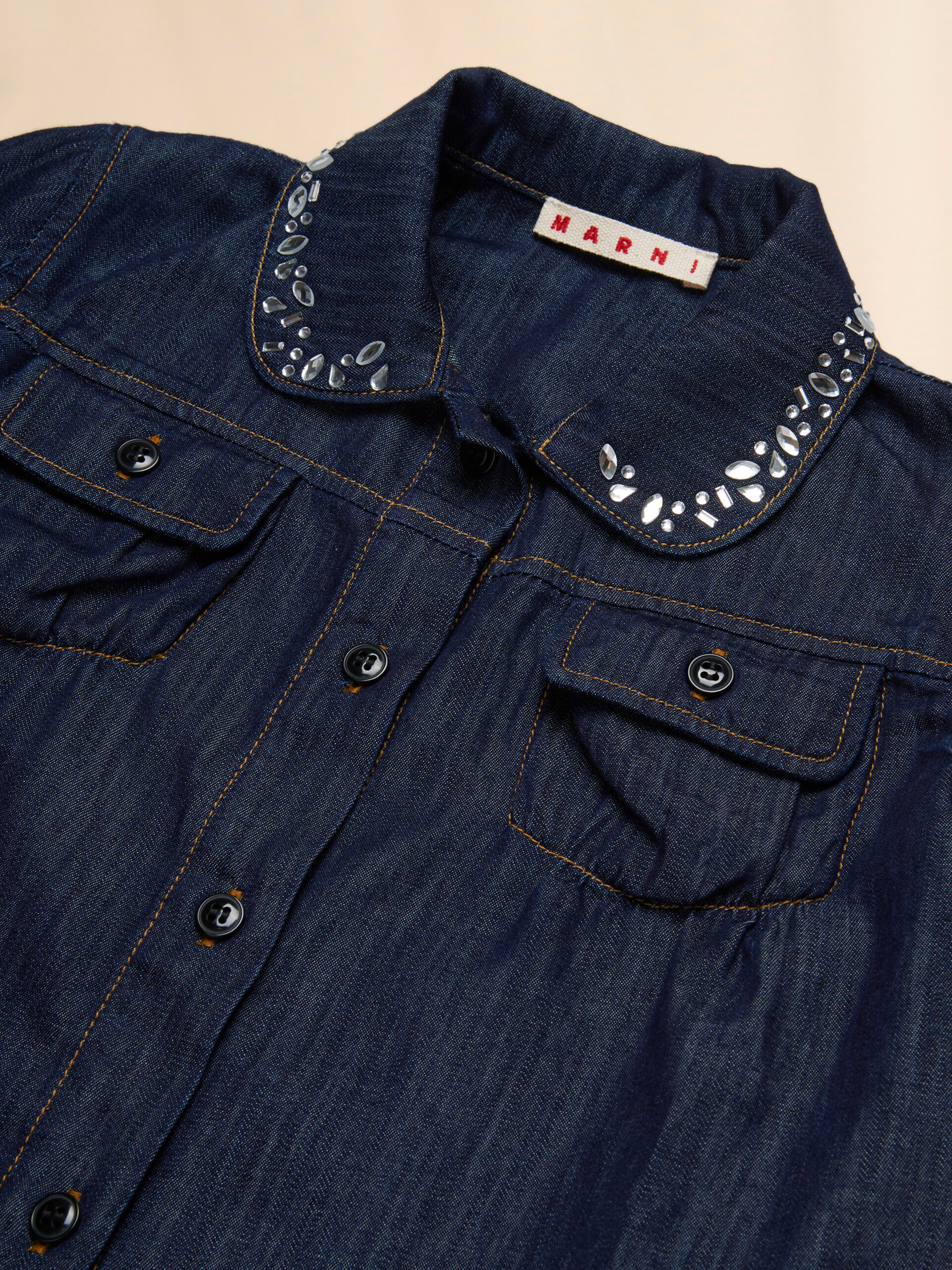 Dunkles Denimhemd mit Strasssteinen - Hemden - Image 3