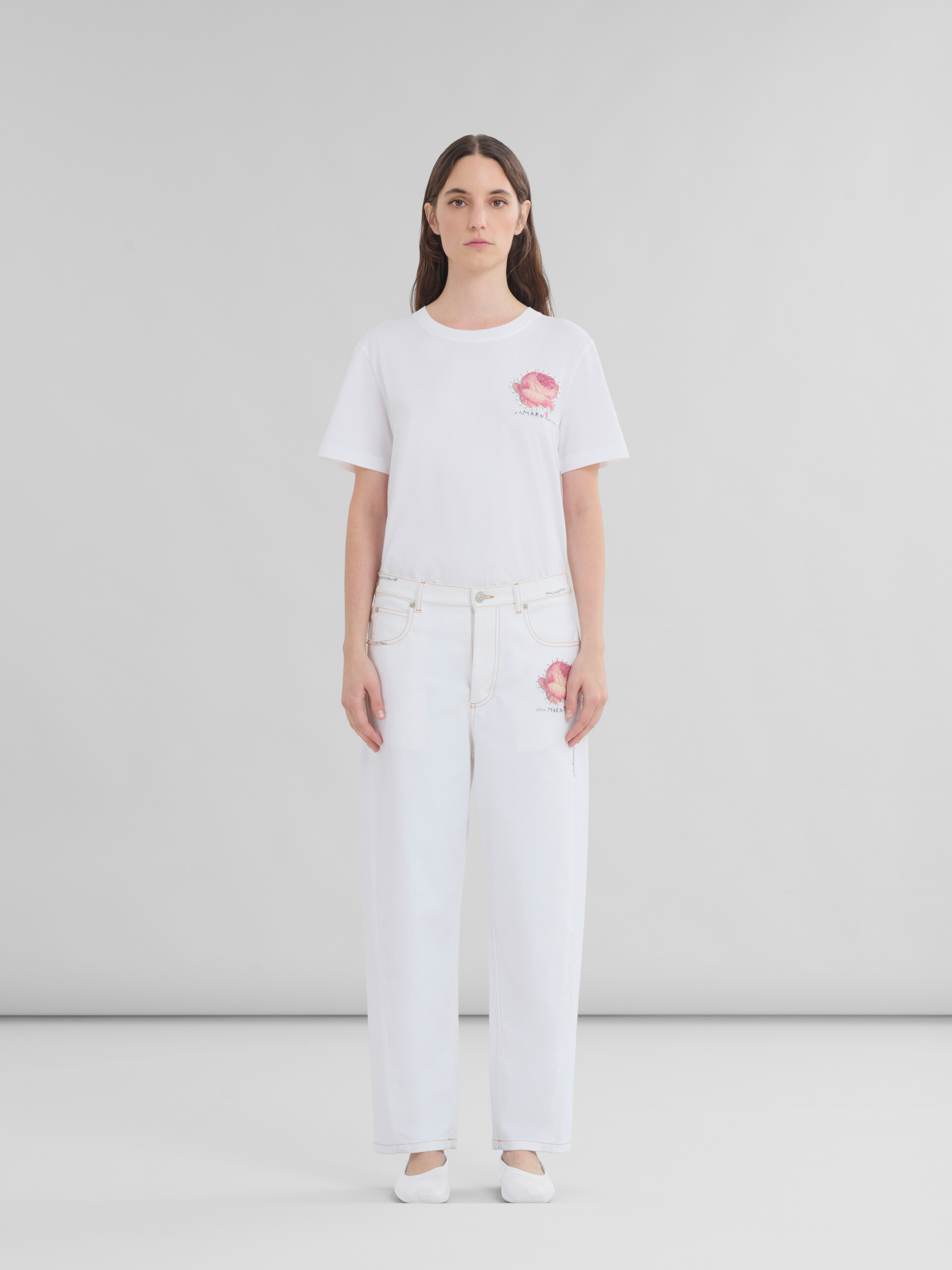 Pantalón de denim blanco con parches en forma de flor - Pantalones - Image 2