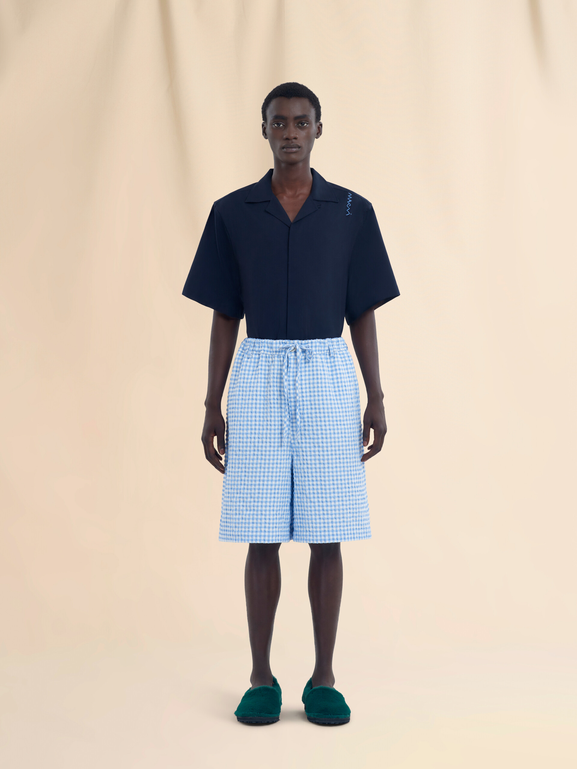 Blau-weiß karierte Bermudashorts aus Seersucker - Hosen - Image 2