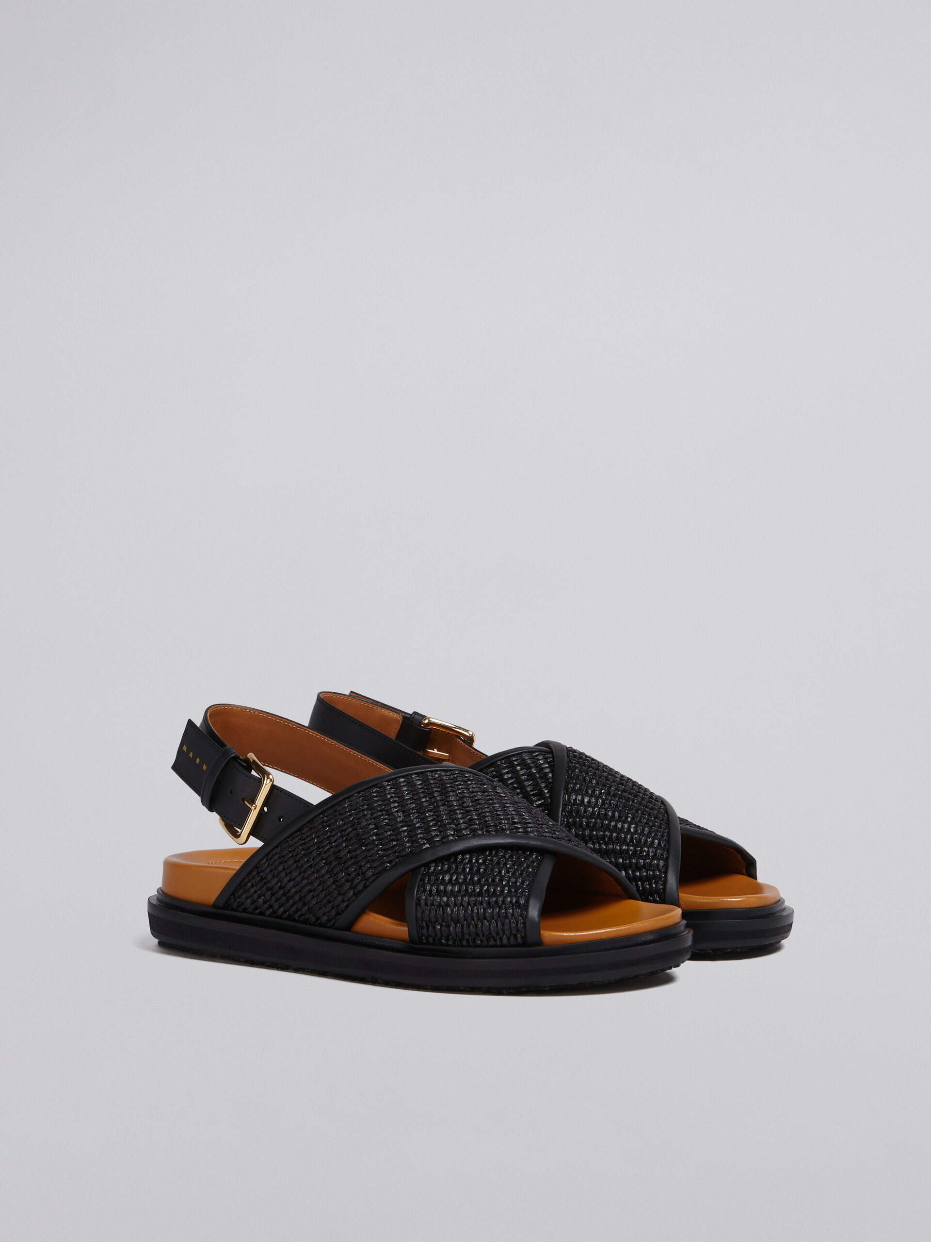 Fußbett-Sandale aus schwarzem Raffiabast und Leder - Sandalen - Image 2