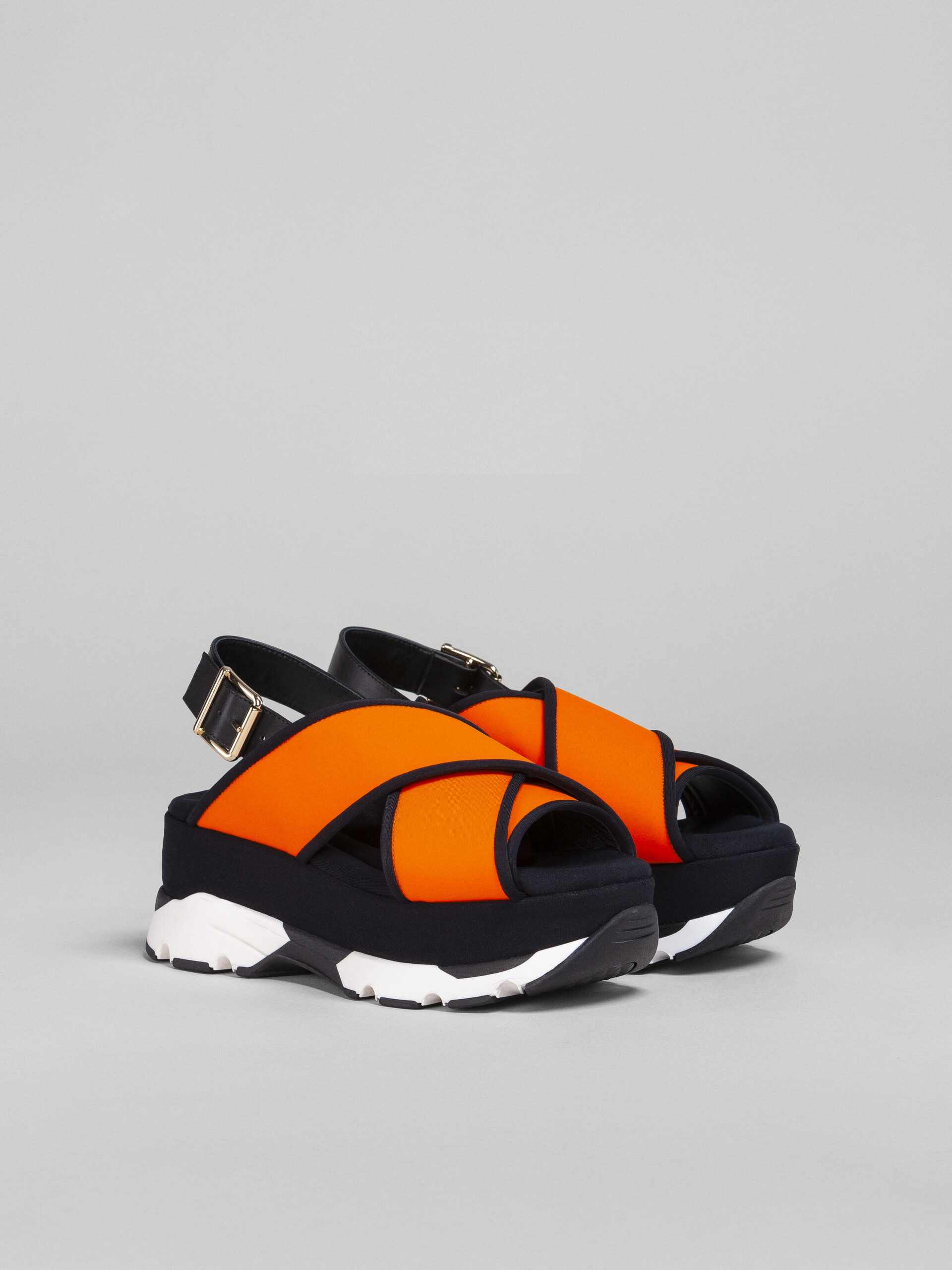 Orangefarbene Sandale aus technischem Gewebe mit überkreuzten Riemchen - Sandalen - Image 2