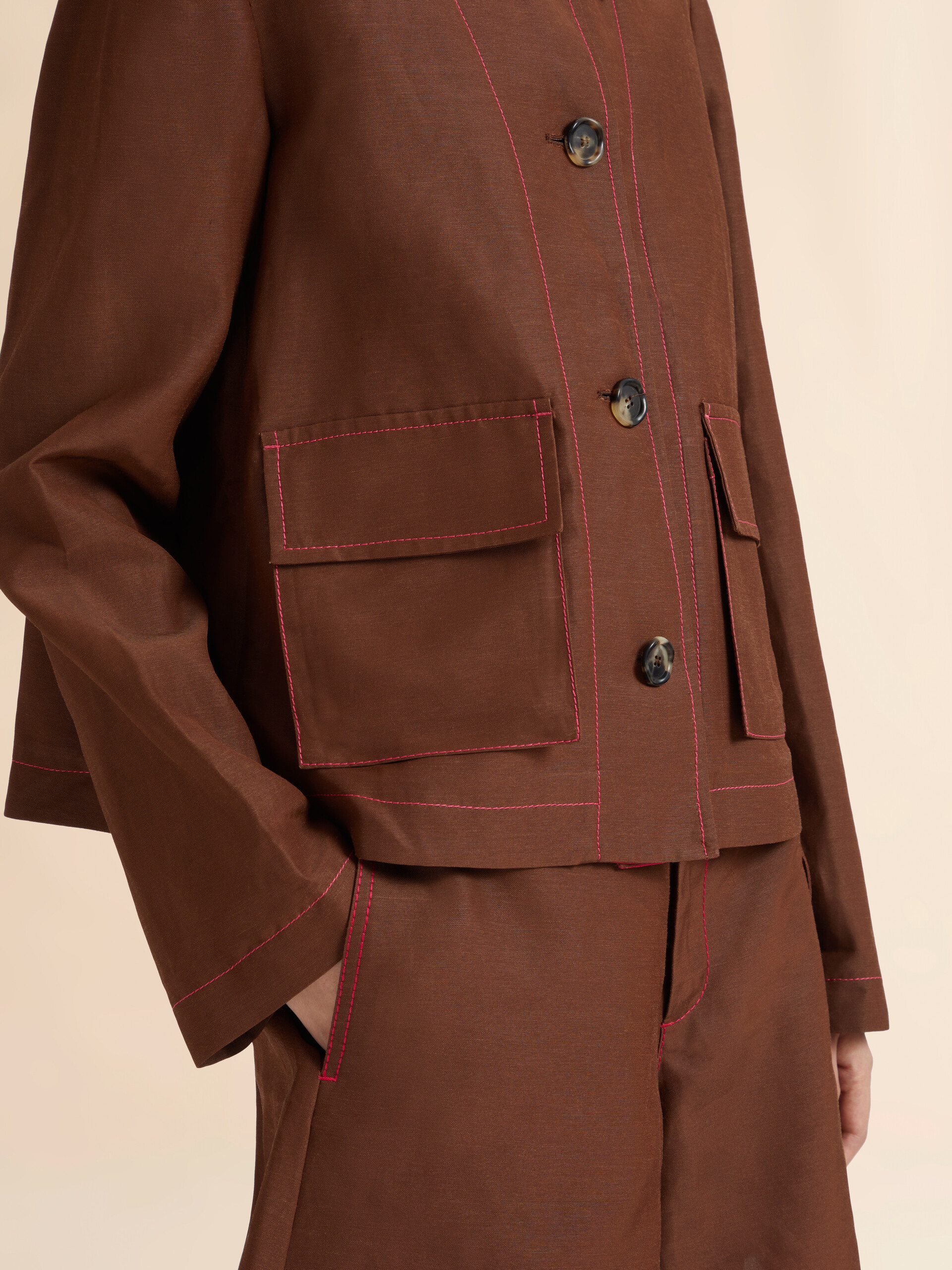 Braune Jacke aus Viskose und Ramie mit Cargotaschen - Jacken - Image 5