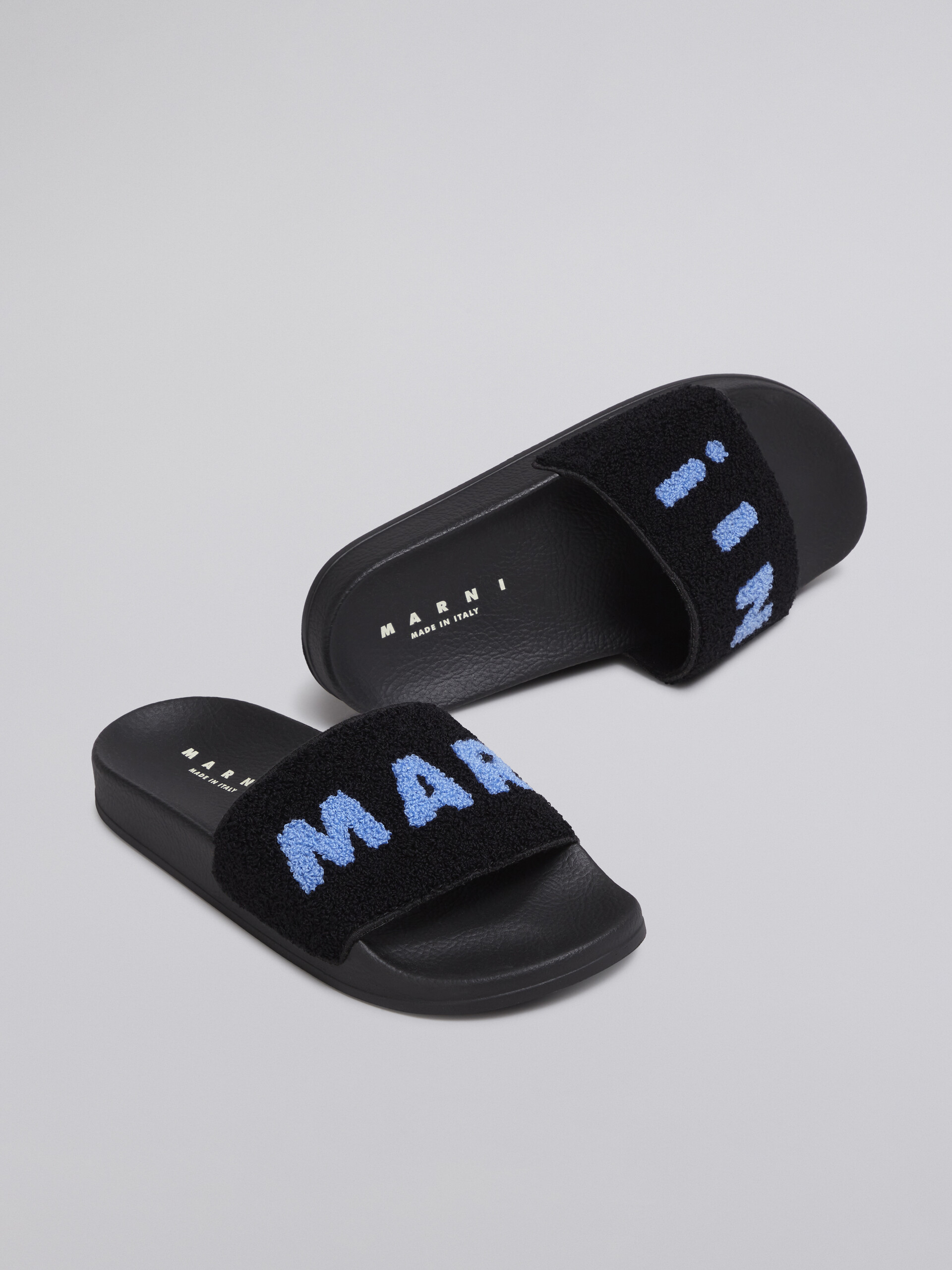 Sandalo in gomma con fascia in spugna nero e blu - Sandali - Image 5