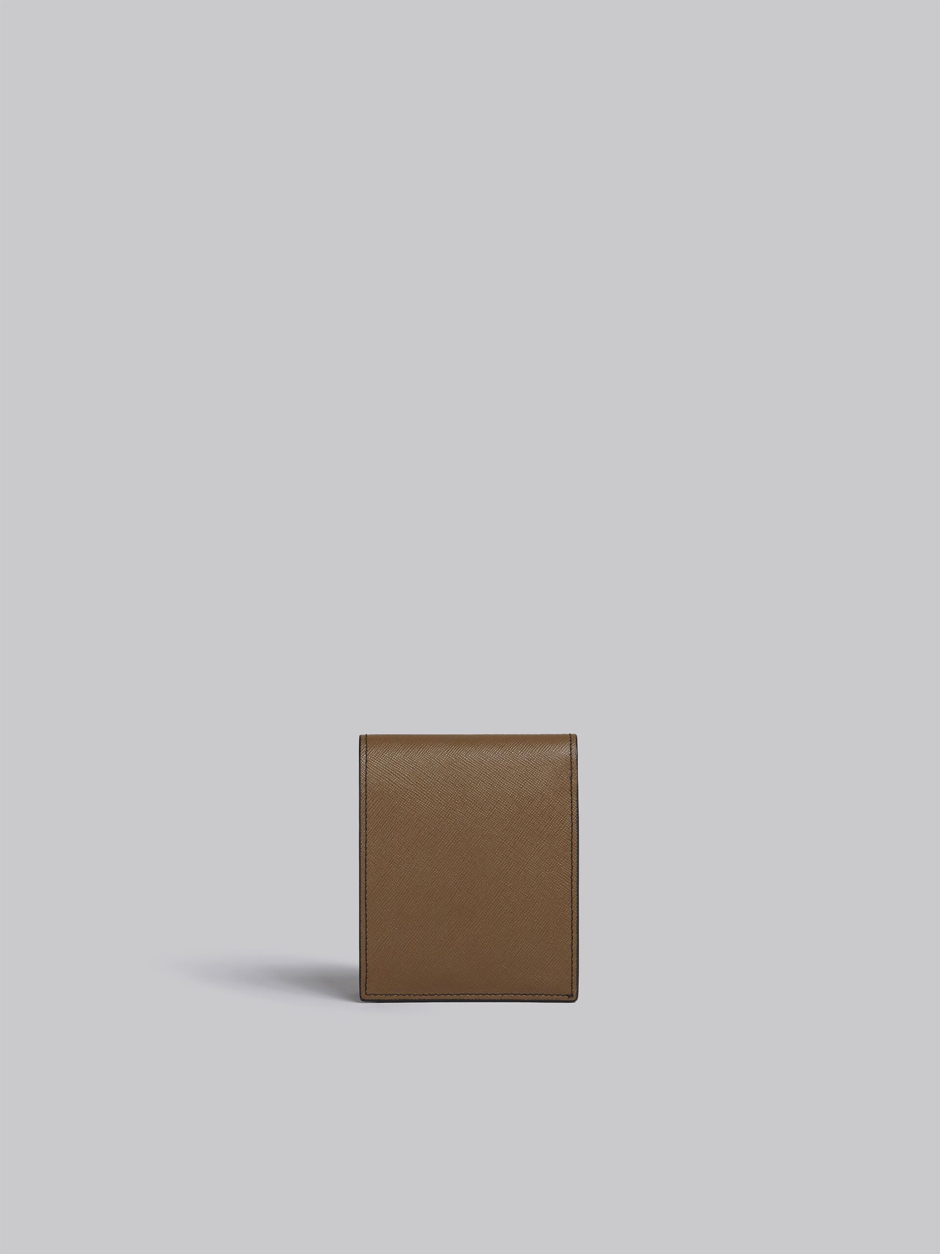 Portafoglio bi-fold in saffiano marrone e nero - Portafogli - Image 3