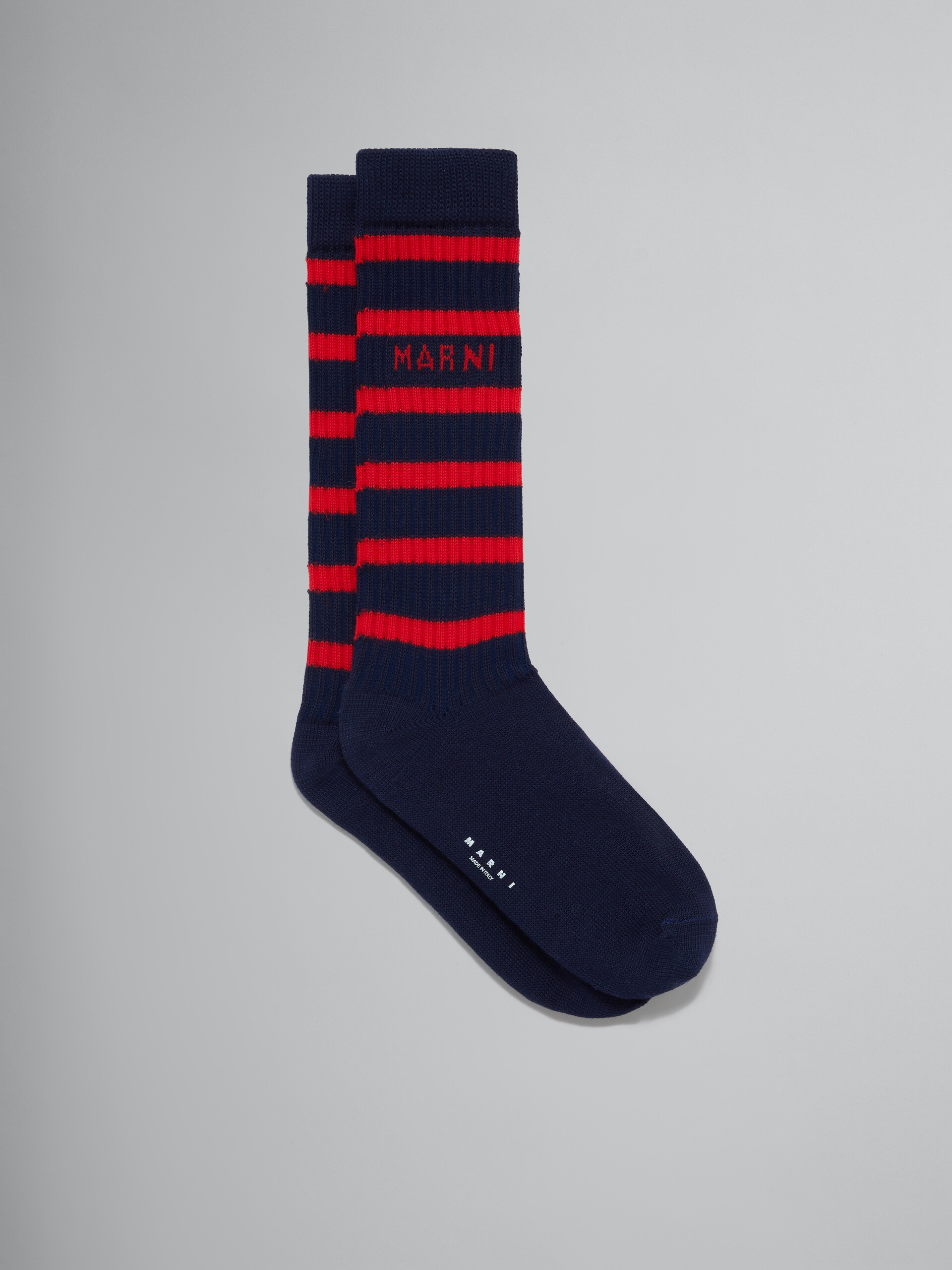 Gerippte Baumwollsocken mit maritimen Streifen in Marineblau - Socken - Image 1