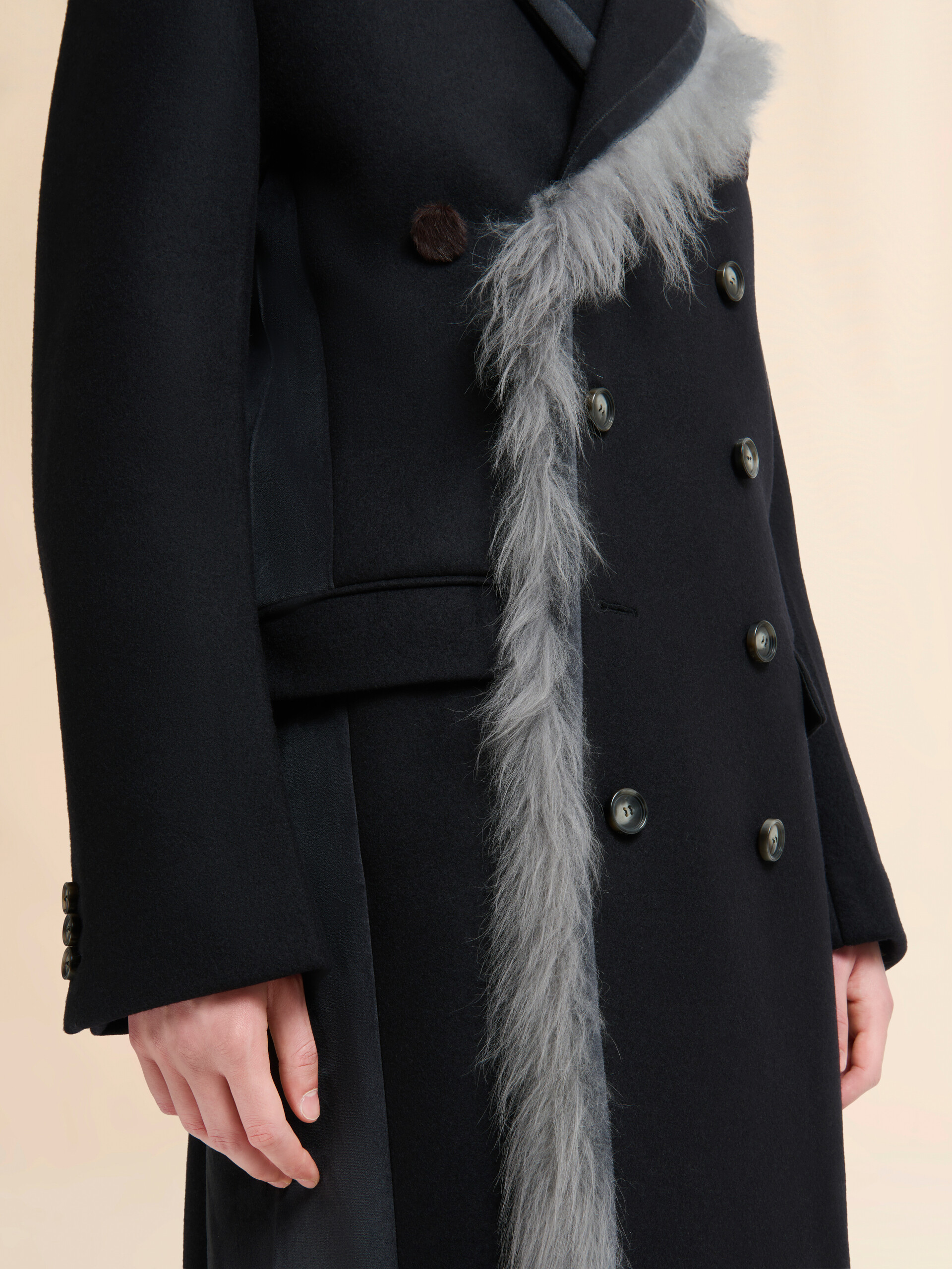 Cappotto in feltro di lana nera con bordo in pelliccia - Cappotti - Image 5