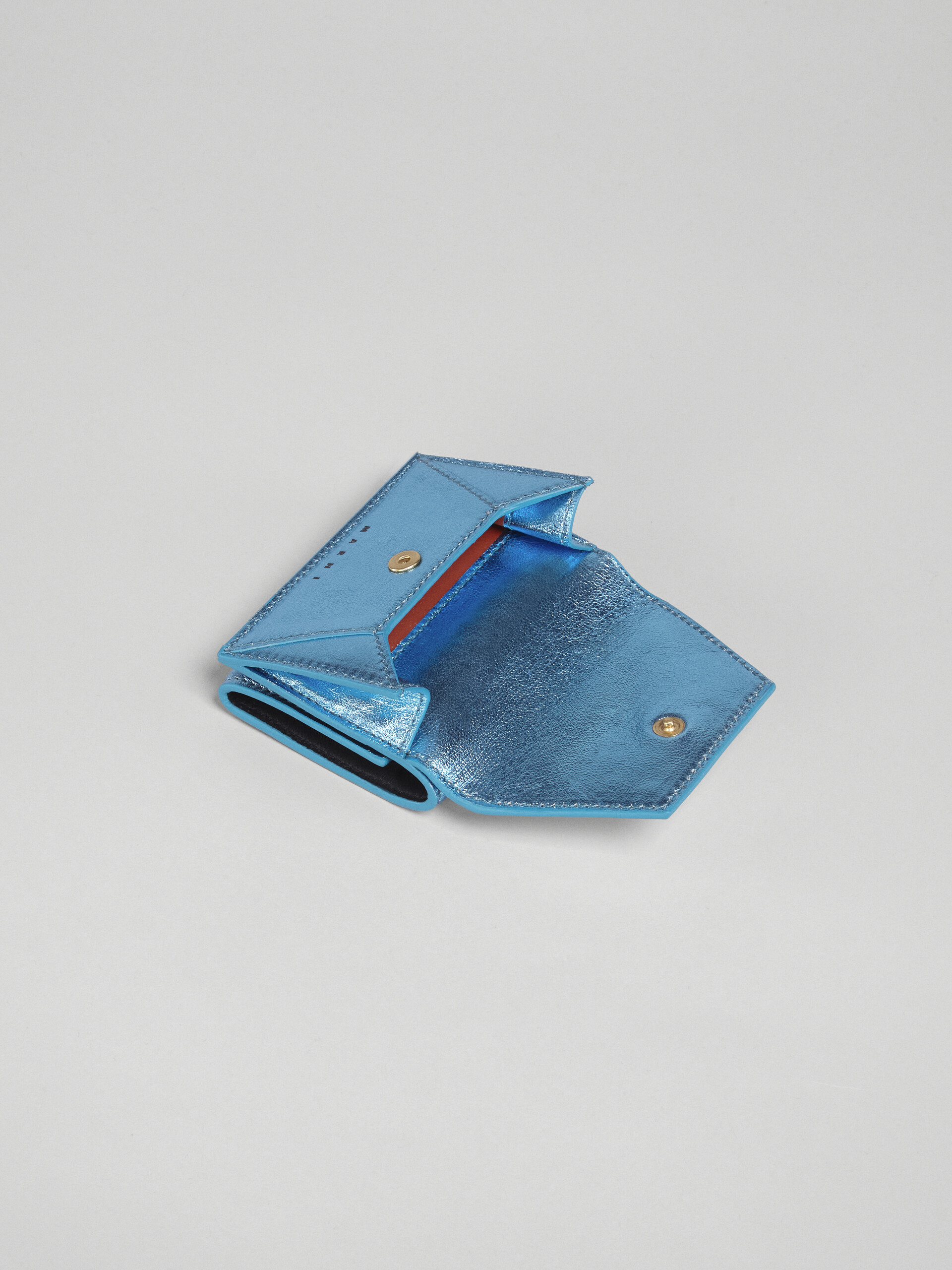 Portefeuille à trois volets en cuir nappa bleu métallisé - Portefeuilles - Image 5