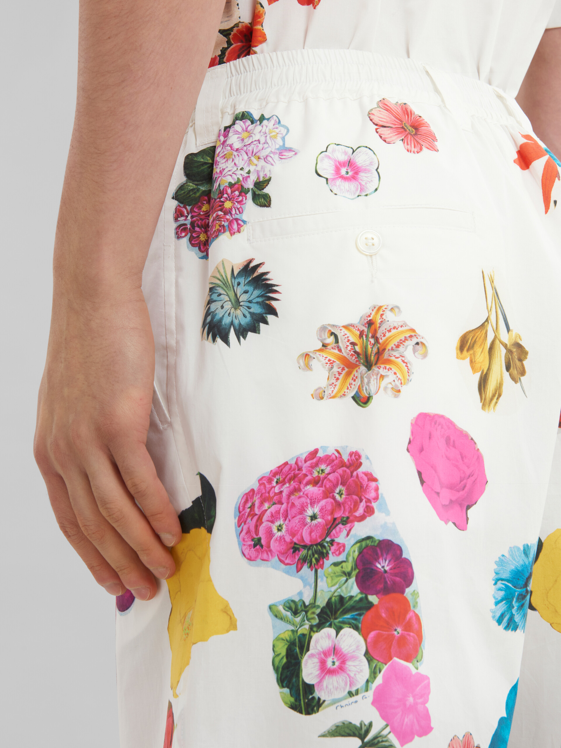 Short Bermuda blanc avec imprimés fleurs - Pantalons - Image 4